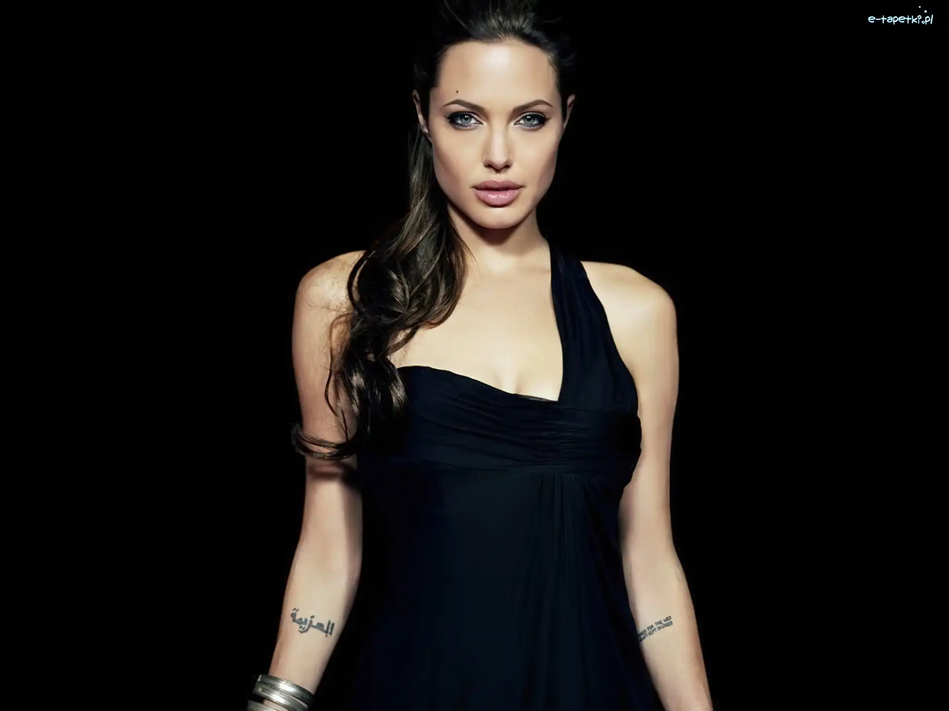 czarny strój, Angelina Jolie
