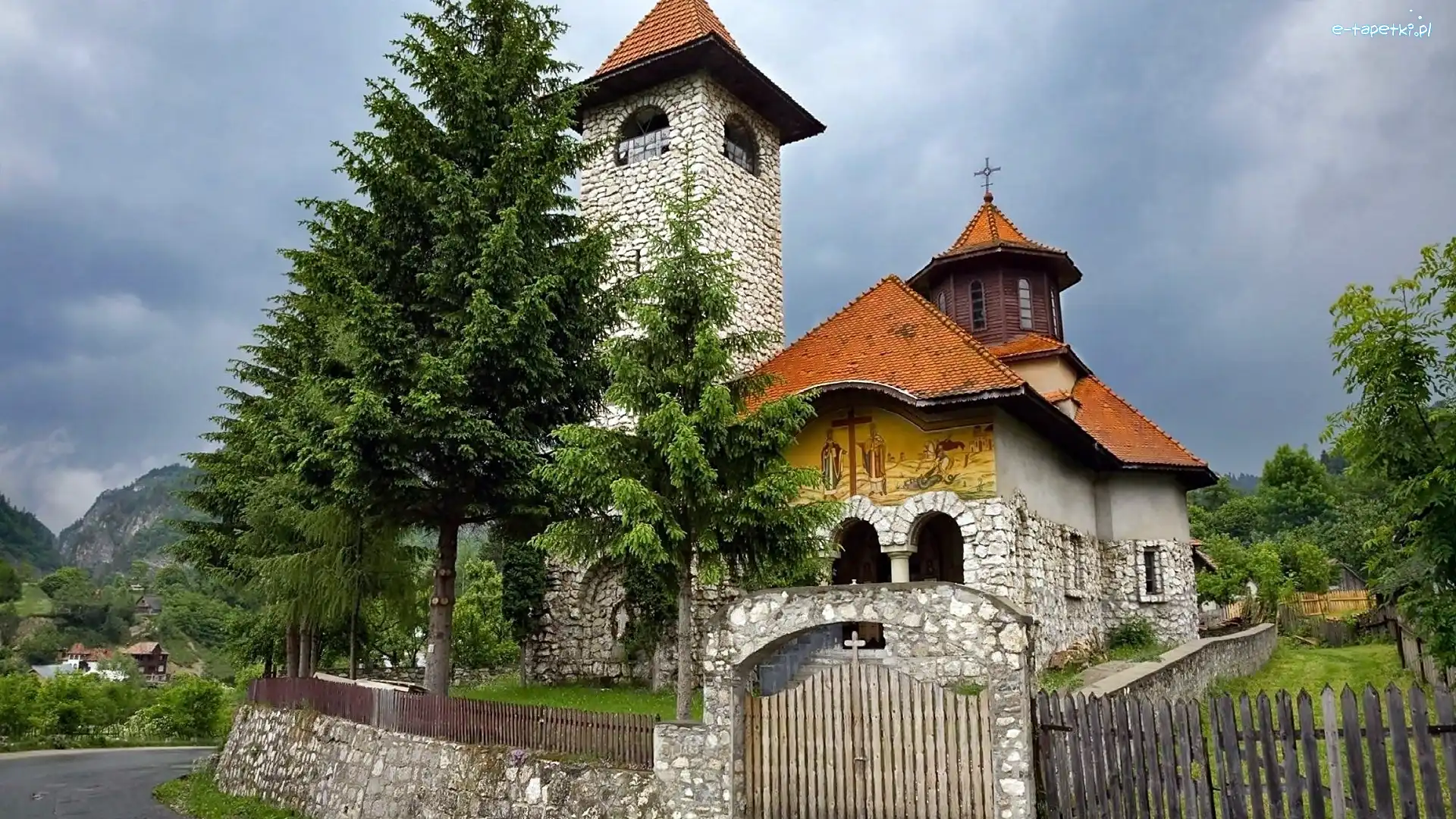 Braszów, Domy, Kościół, Roślionność, Wzgórza