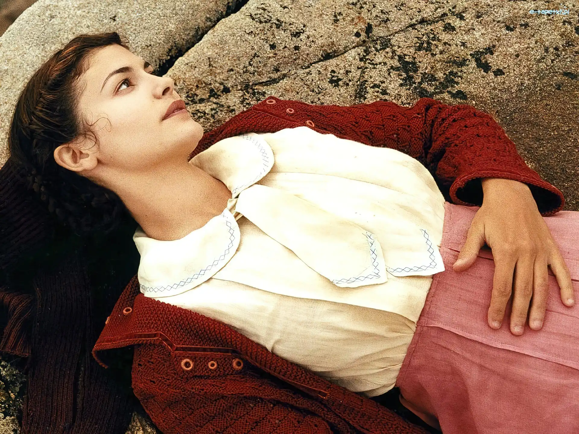 różowa spódnica, biała bluzka, Audrey Tautou