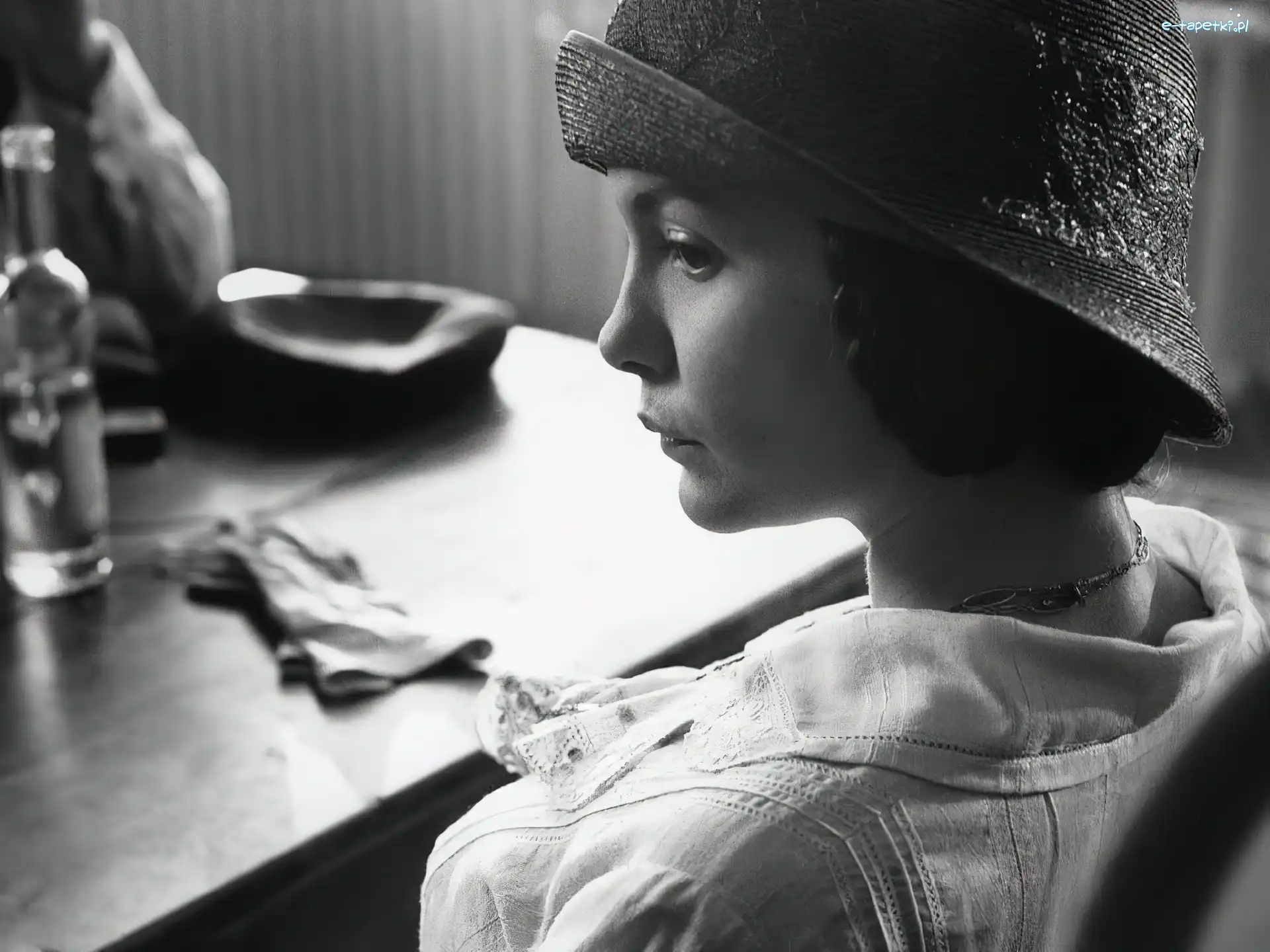 czapka, biała koszula, Audrey Tautou