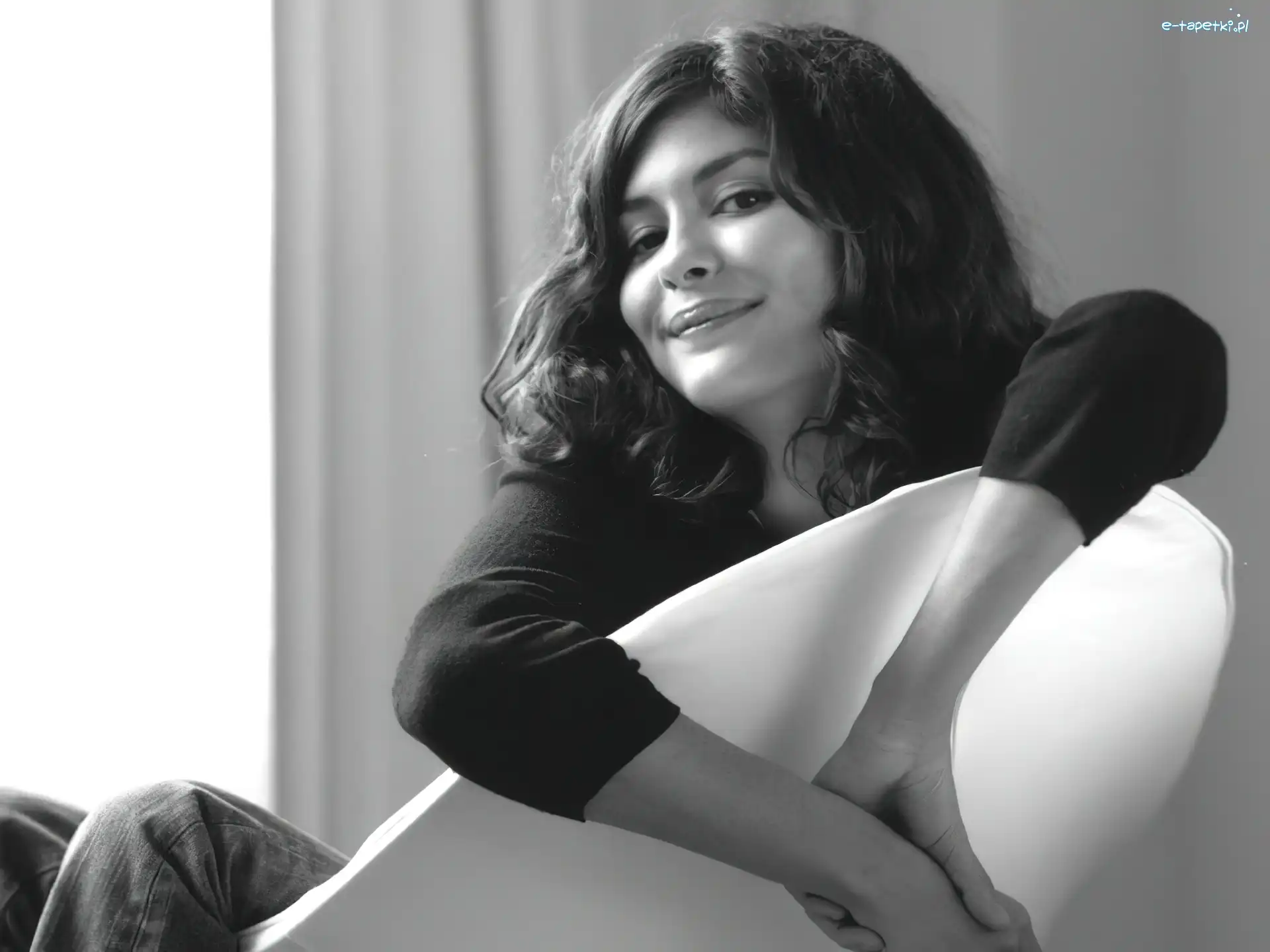 biały fotel, czarna bluzka, Audrey Tautou
