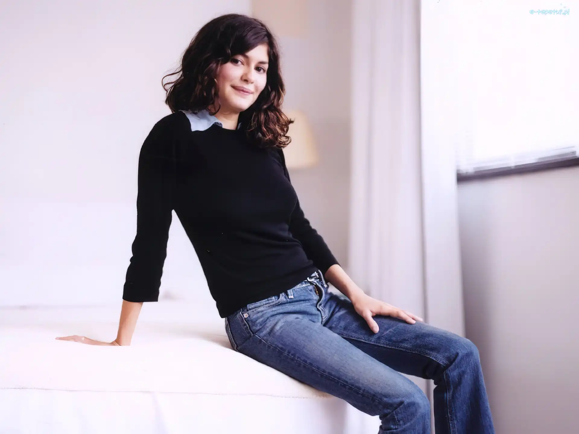 jeansy, czarna bluzka, Audrey Tautou