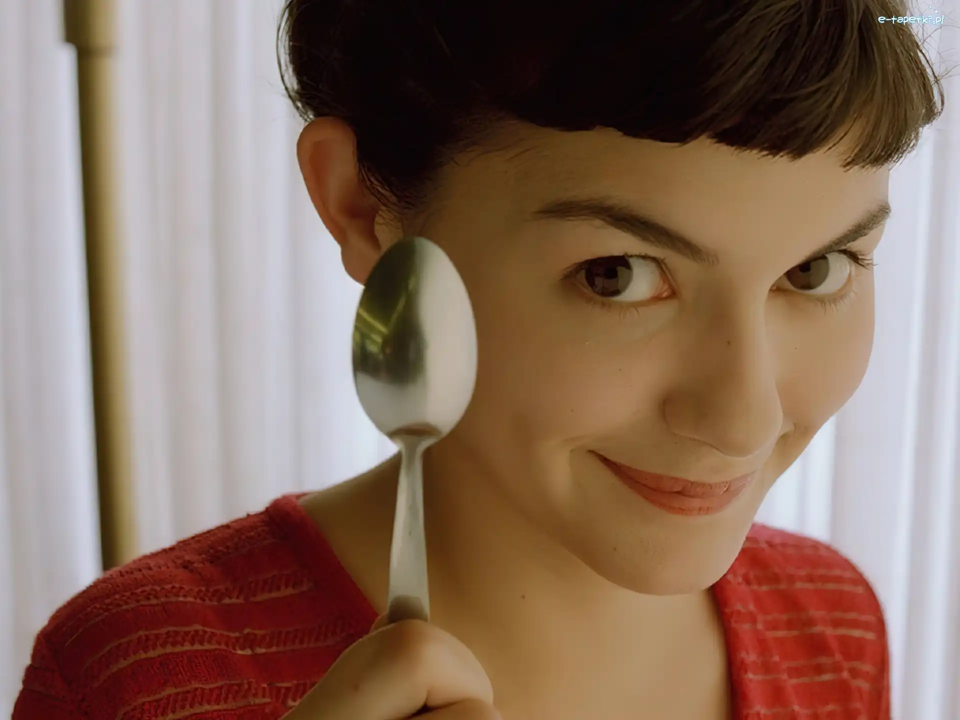 łyżka, czerwona bluzka, Audrey Tautou