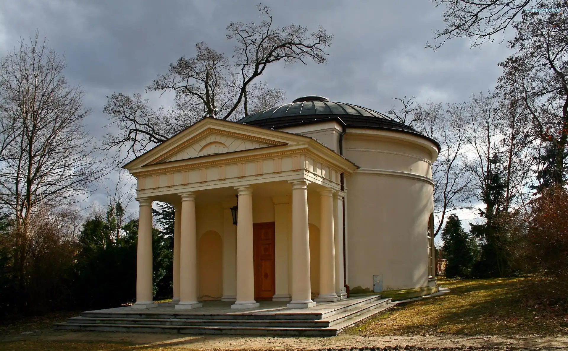 W, Drzewa, Dobrzycy, Panteon