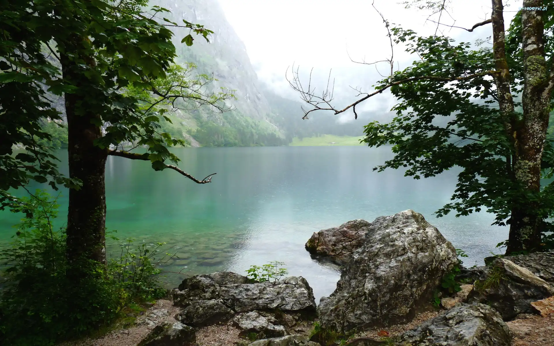 Mgła, Kamienie, Jezioro