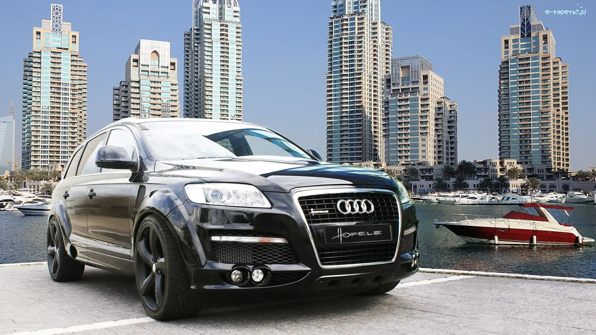 Audi Q7, Miasto, Wieżowce, Łódka, Rzeka