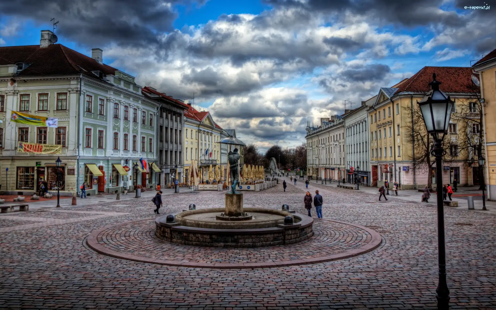 Ludzie, Kamienice, Pomnik, Rynek, Tartu, Estonia