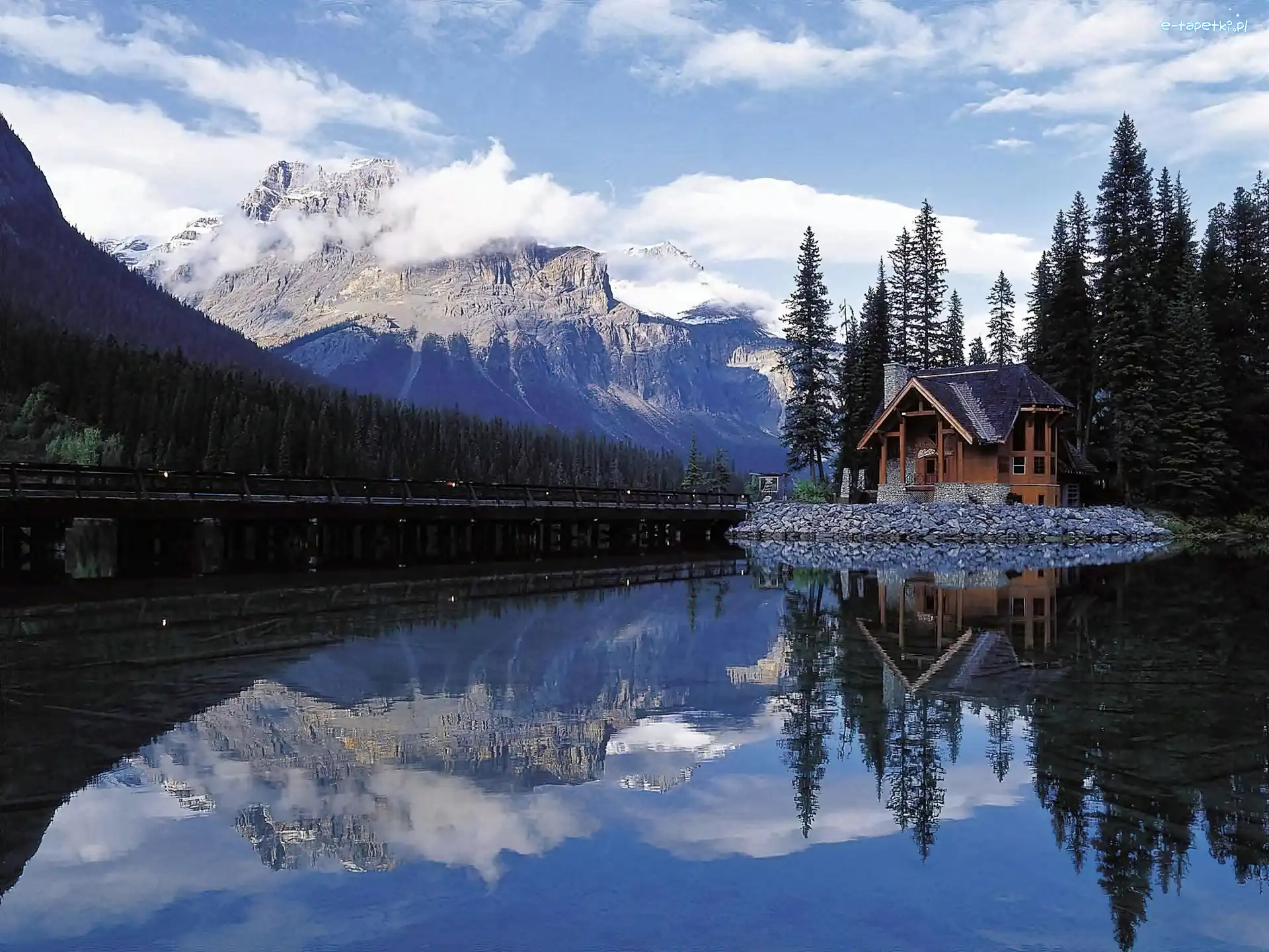 Drzewa, Jezioro Emerald Lake, Dom, Park Narodowy Yoho, Kanada, Góry, Most