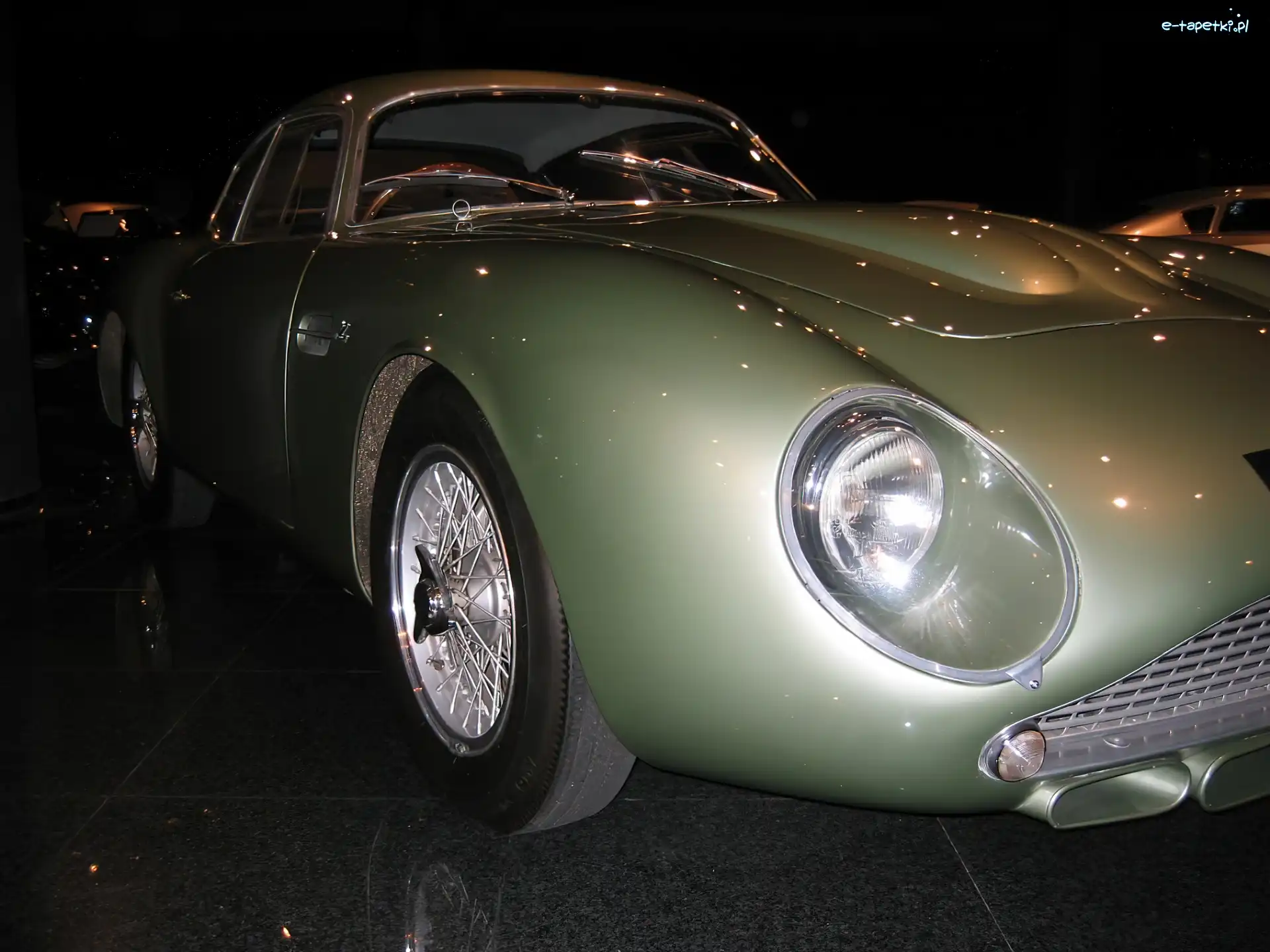 Aston Martin, światła, koła , maska, opony