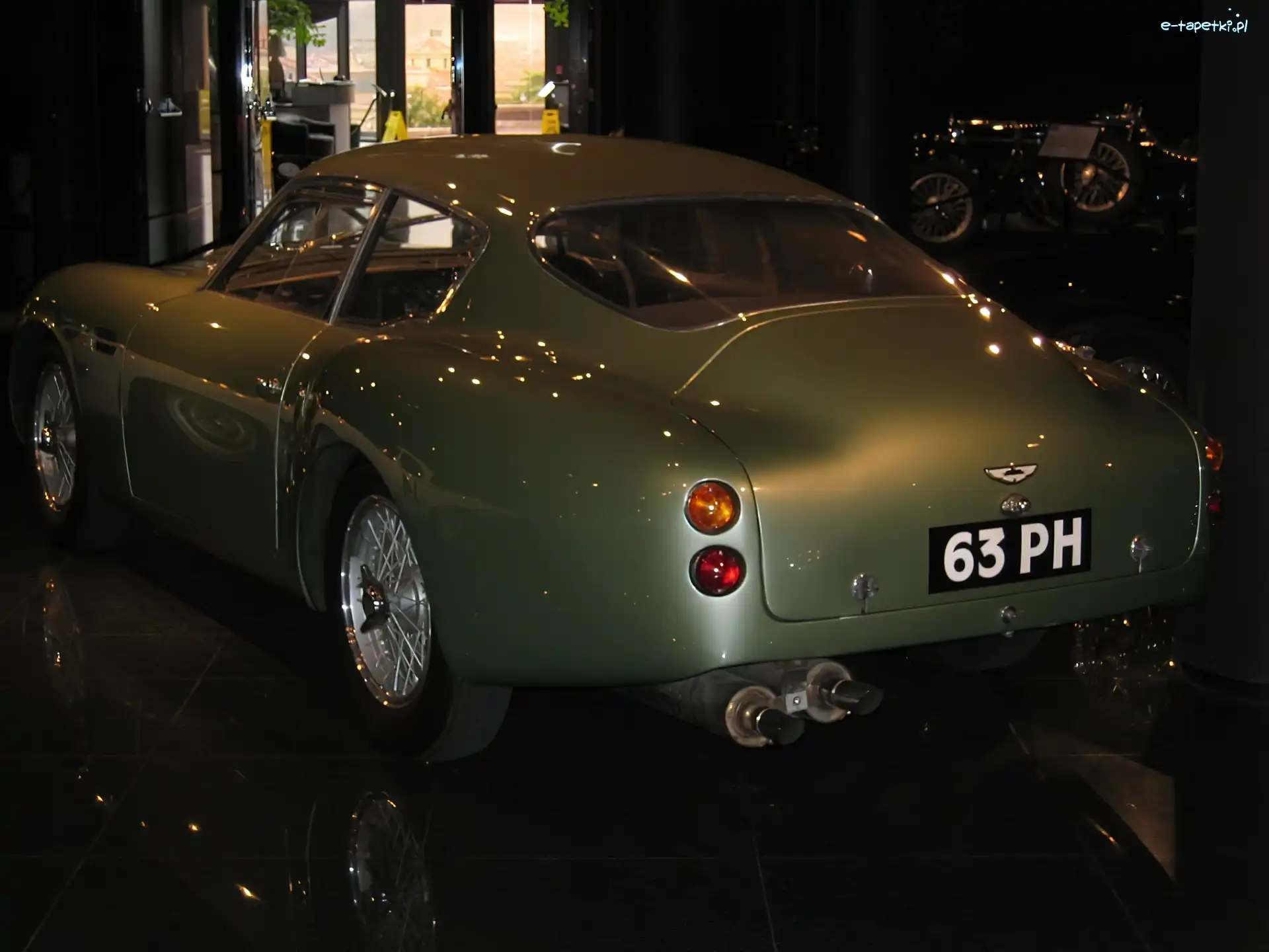 Aston Martin, światła, koła , bagażnik, opony