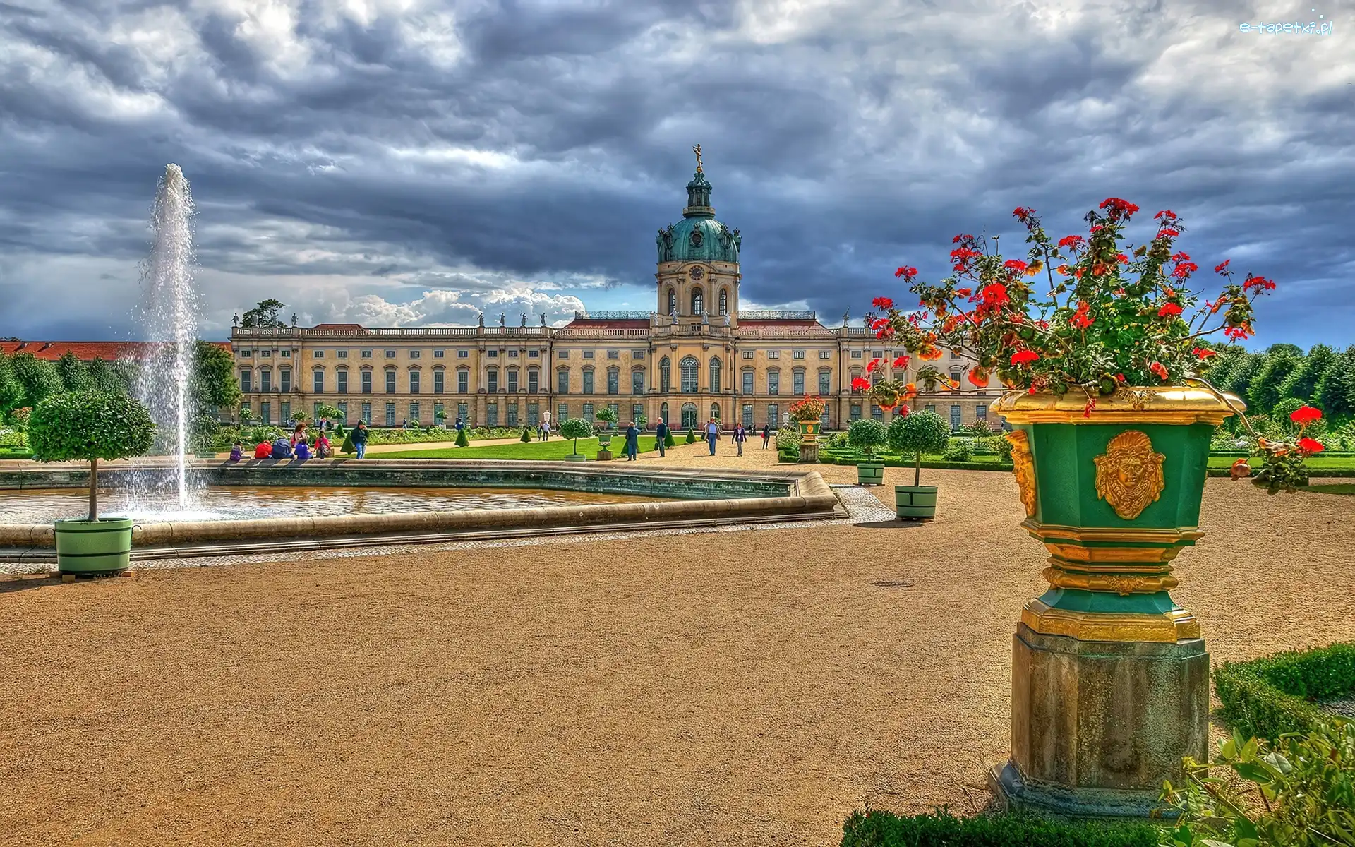 Plac, Donica, Fontanna, Pałac, Pelargonia