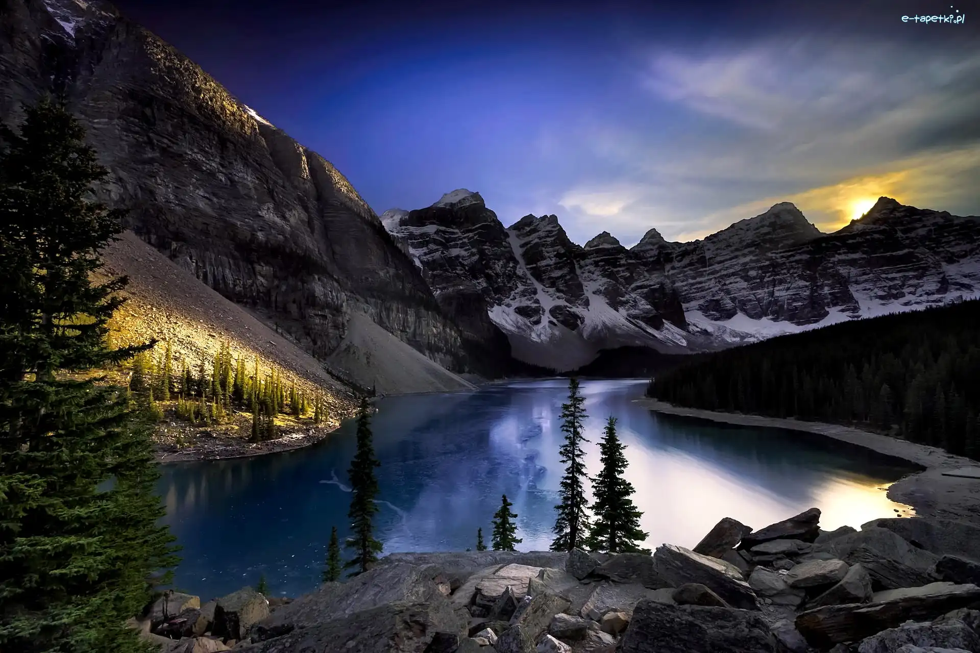 Kanada, Góry, Park Narodowy Banff, Świerki, Jezioro Moraine