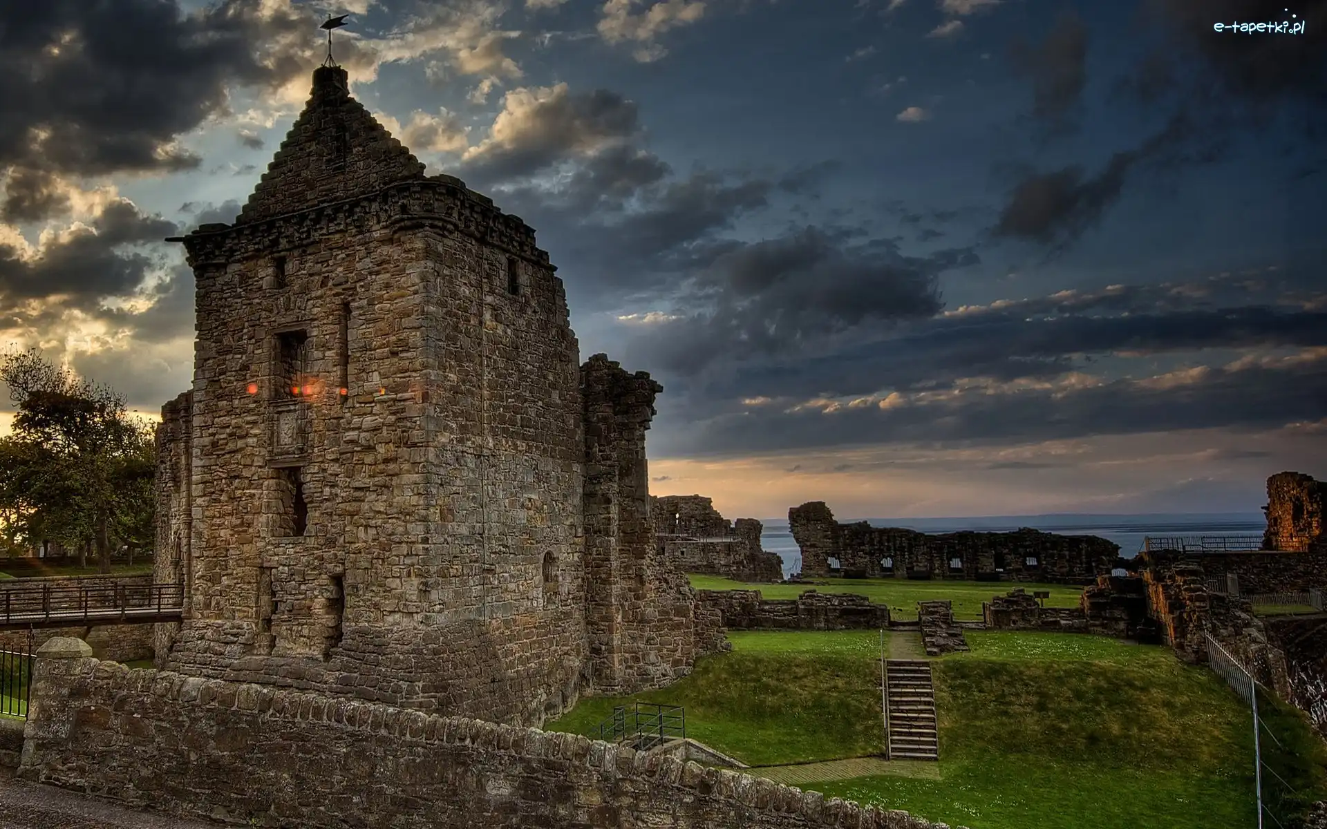 St Andrews Castle, Forteca, Drzewa, Chmury, Zamek St Andrews, Szkocja, Ciemne, Ruiny
