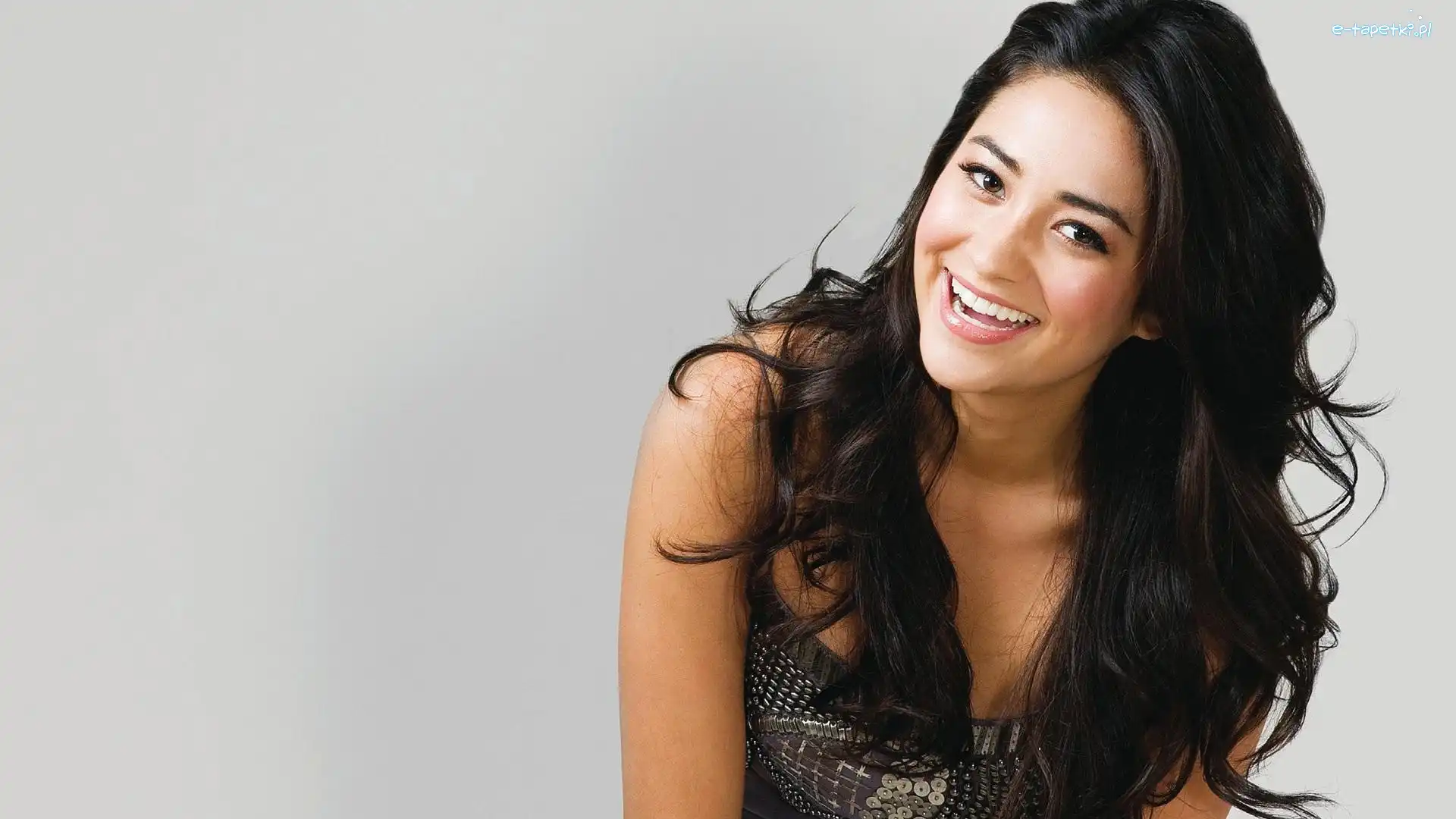 Uśmiech, Shay Mitchell