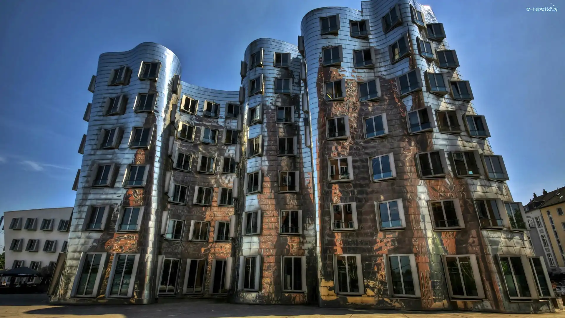 Dancing House, Budynek, Domy