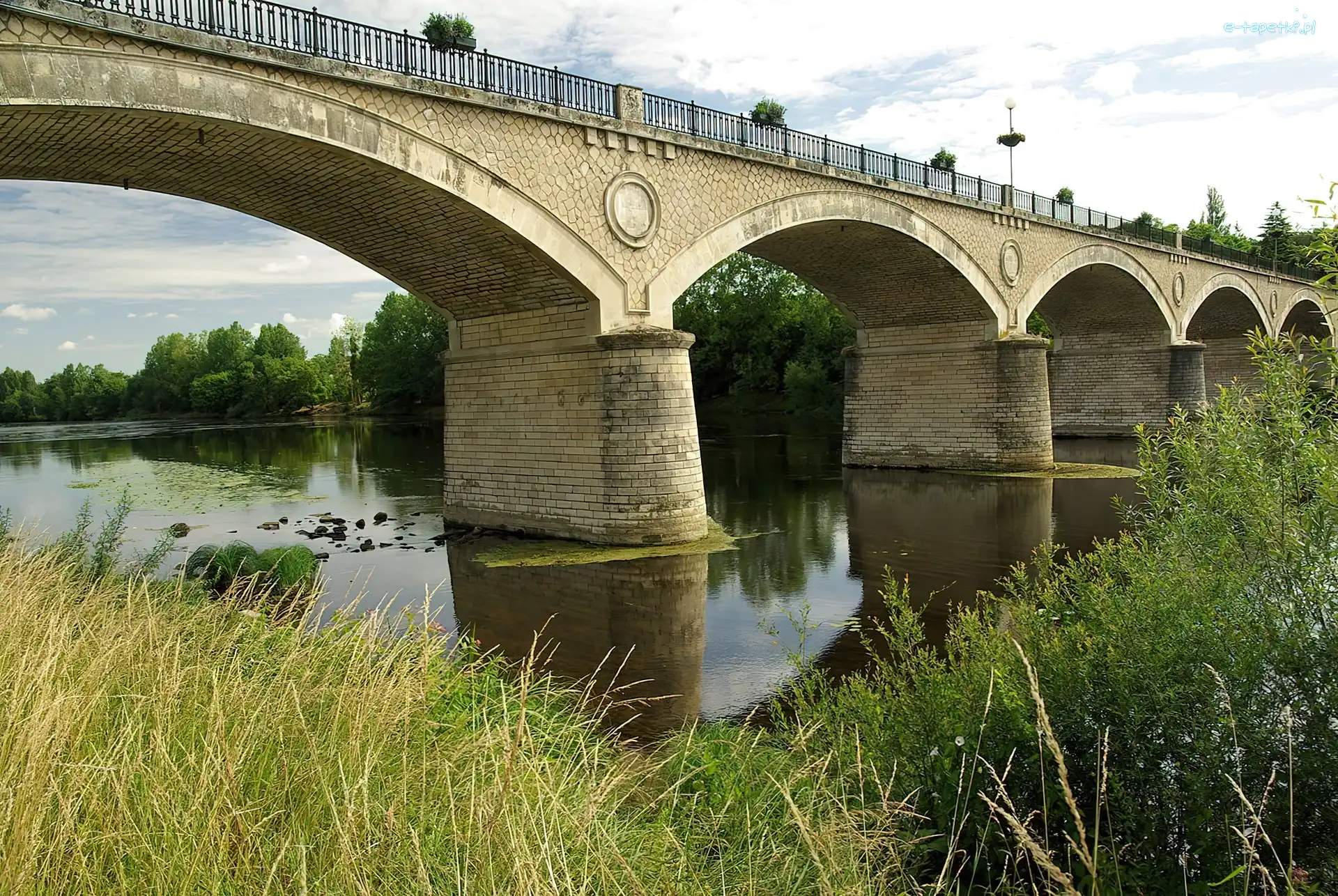 Trawa, Rzeka, Most
