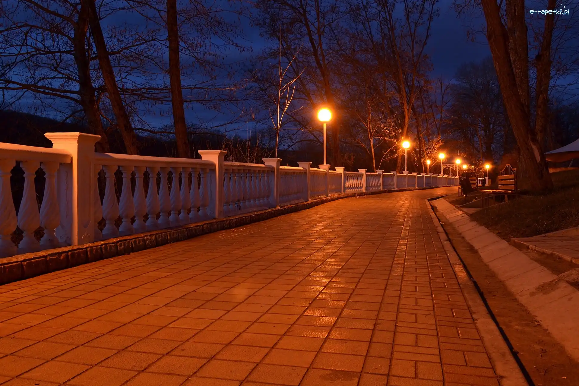Deptak, Zmierzch, Lampy, Park