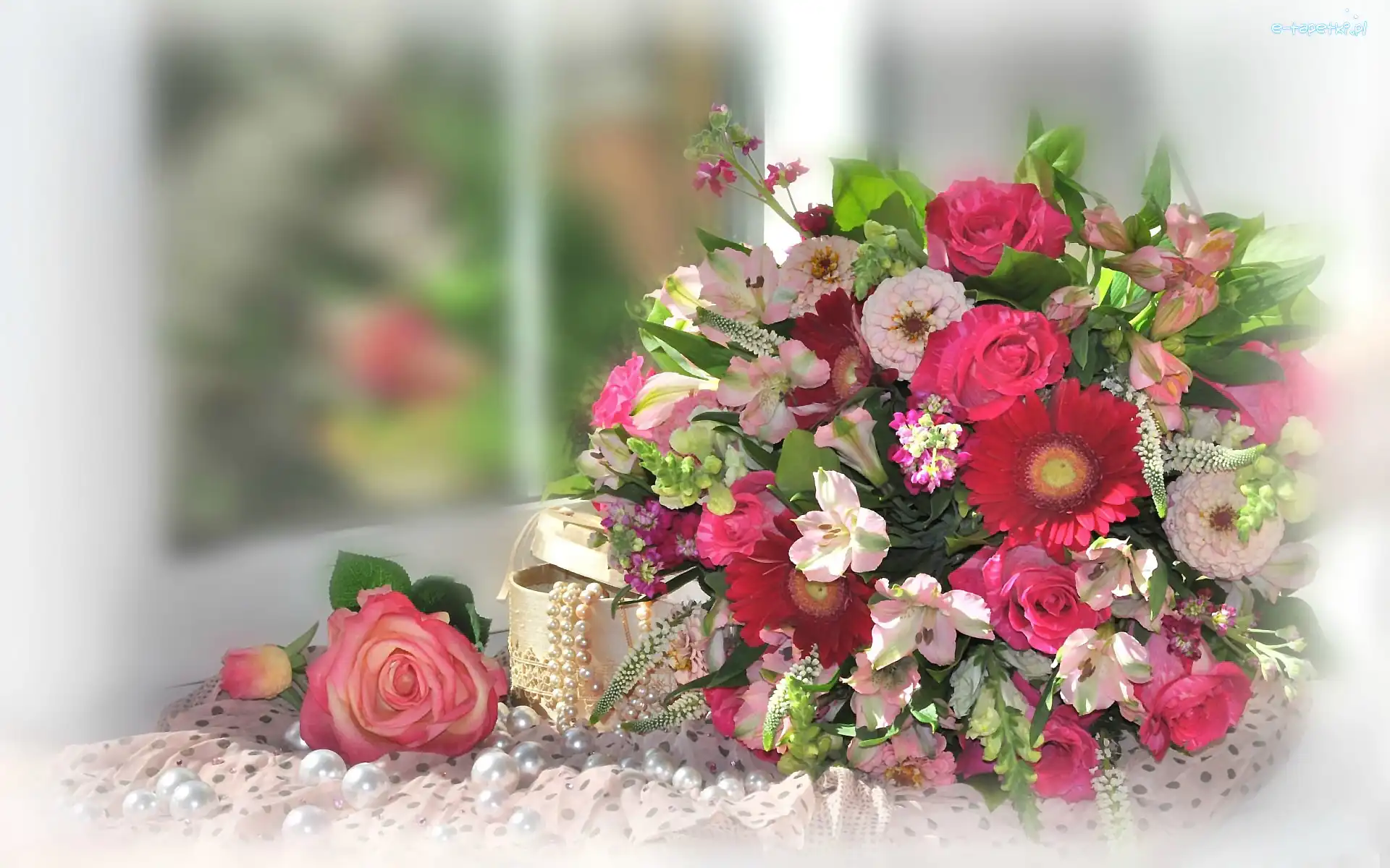 Biżuteria, Gerbera, Róże, Perły, Alstremeria, Bukiet