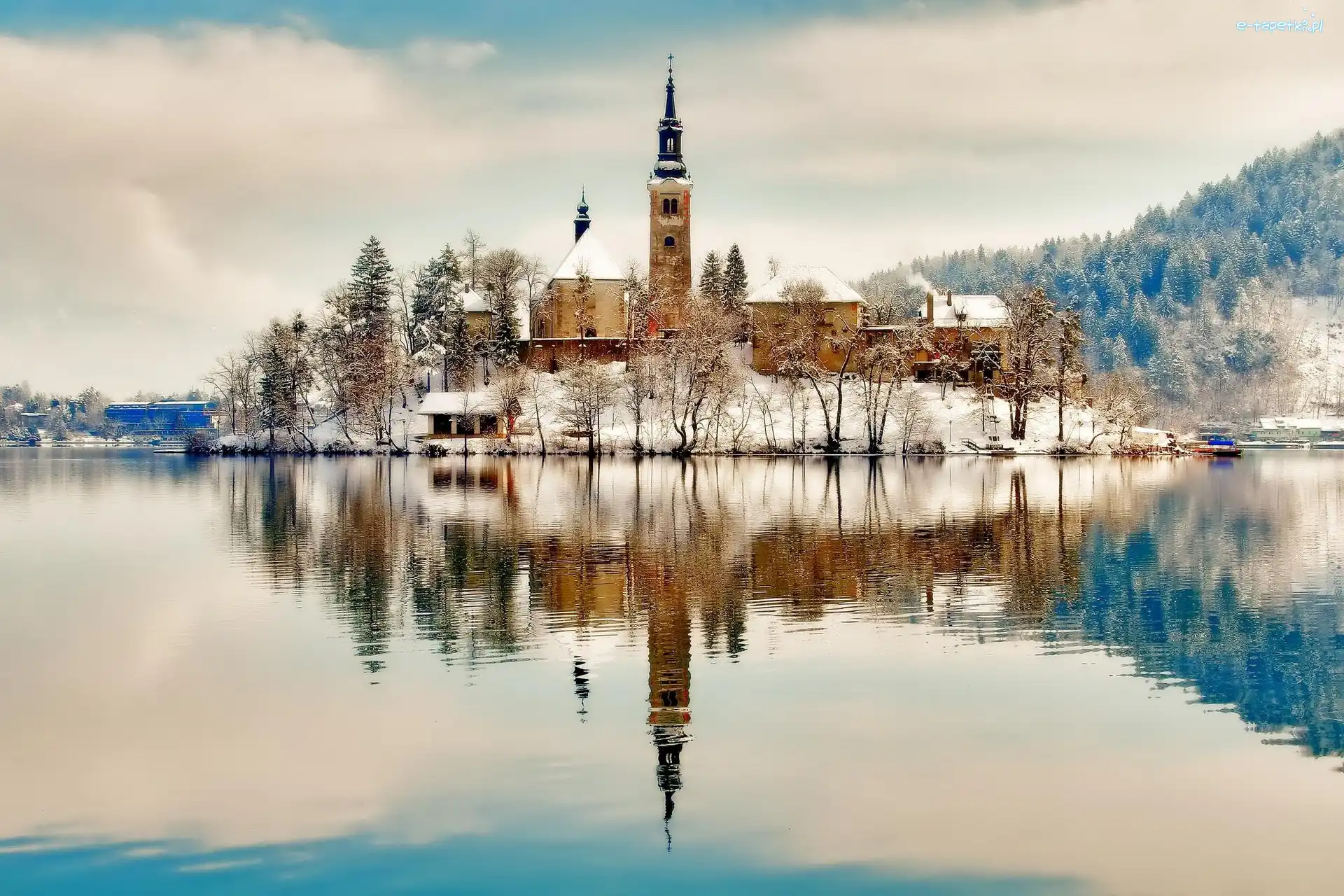 Zima, Jezioro, Kościół