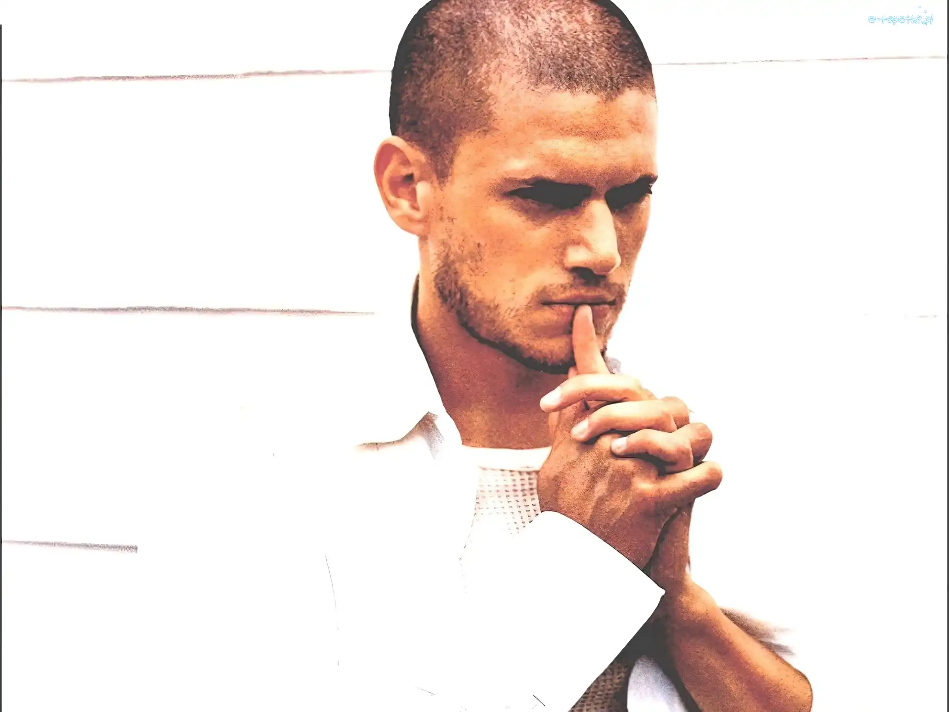 złożone ręce, Wentworth Miller
