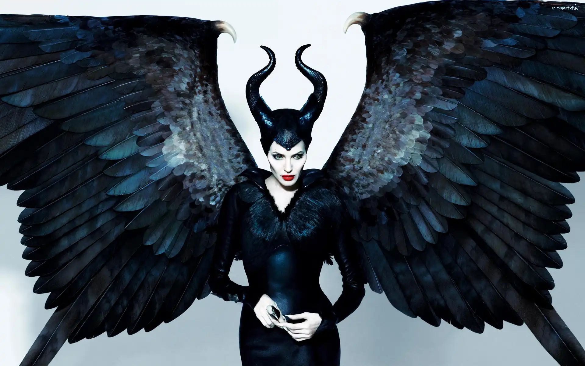 Skrzydła, Angelina Jolie