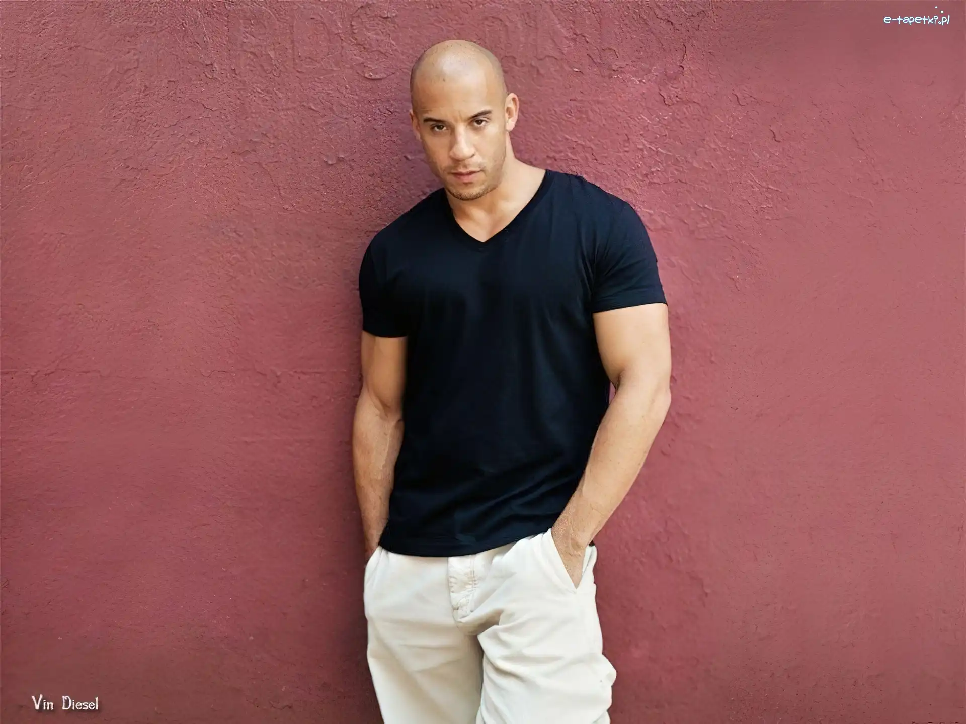 białe spodnie, czarny t-shirt, Vin Diesel
