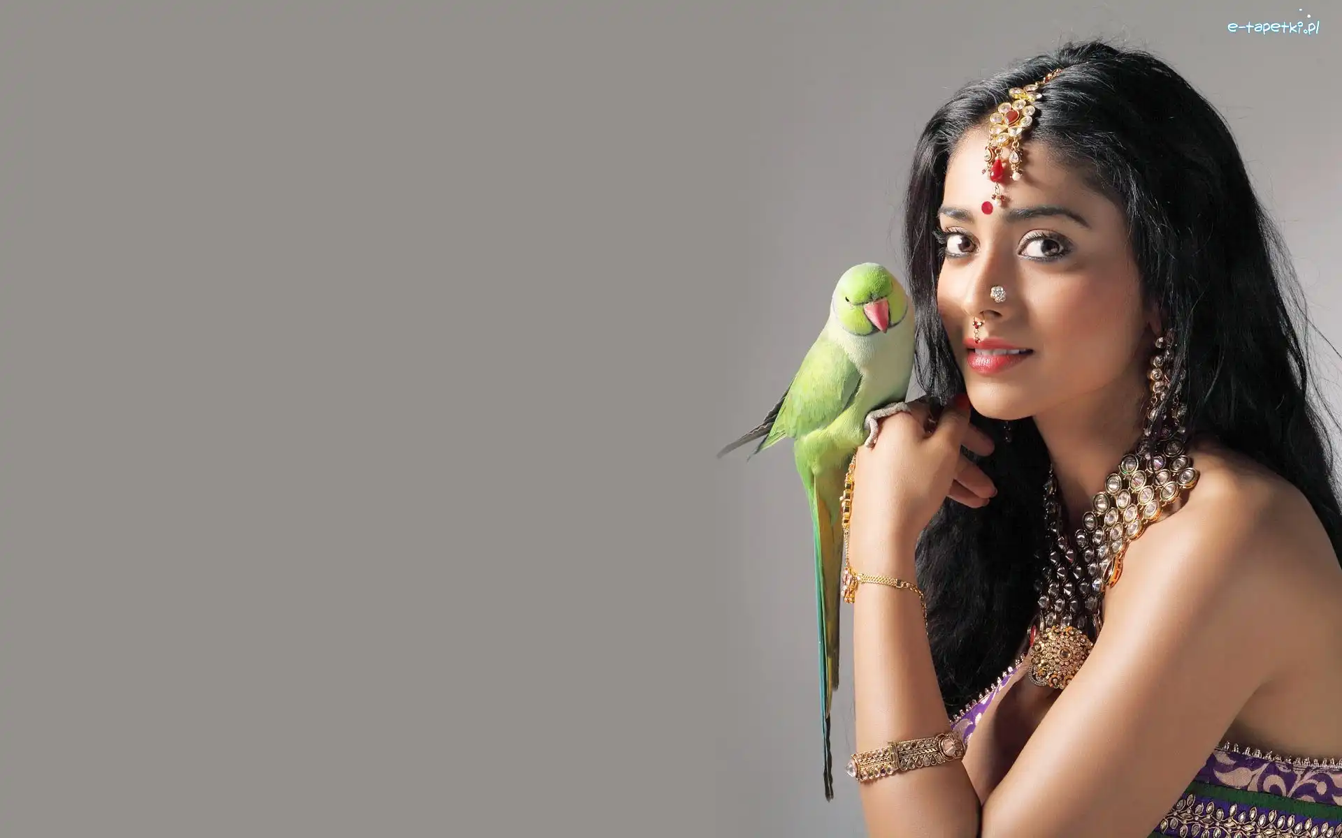 Papuga, Shriya Saran
