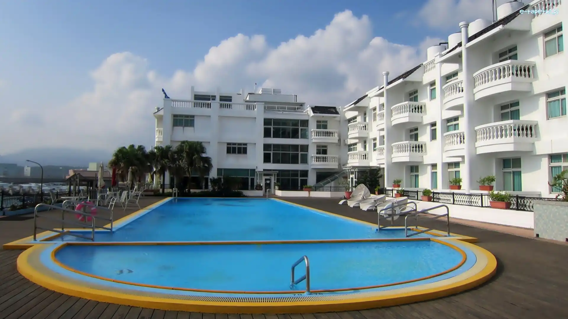 Basen, Hotel