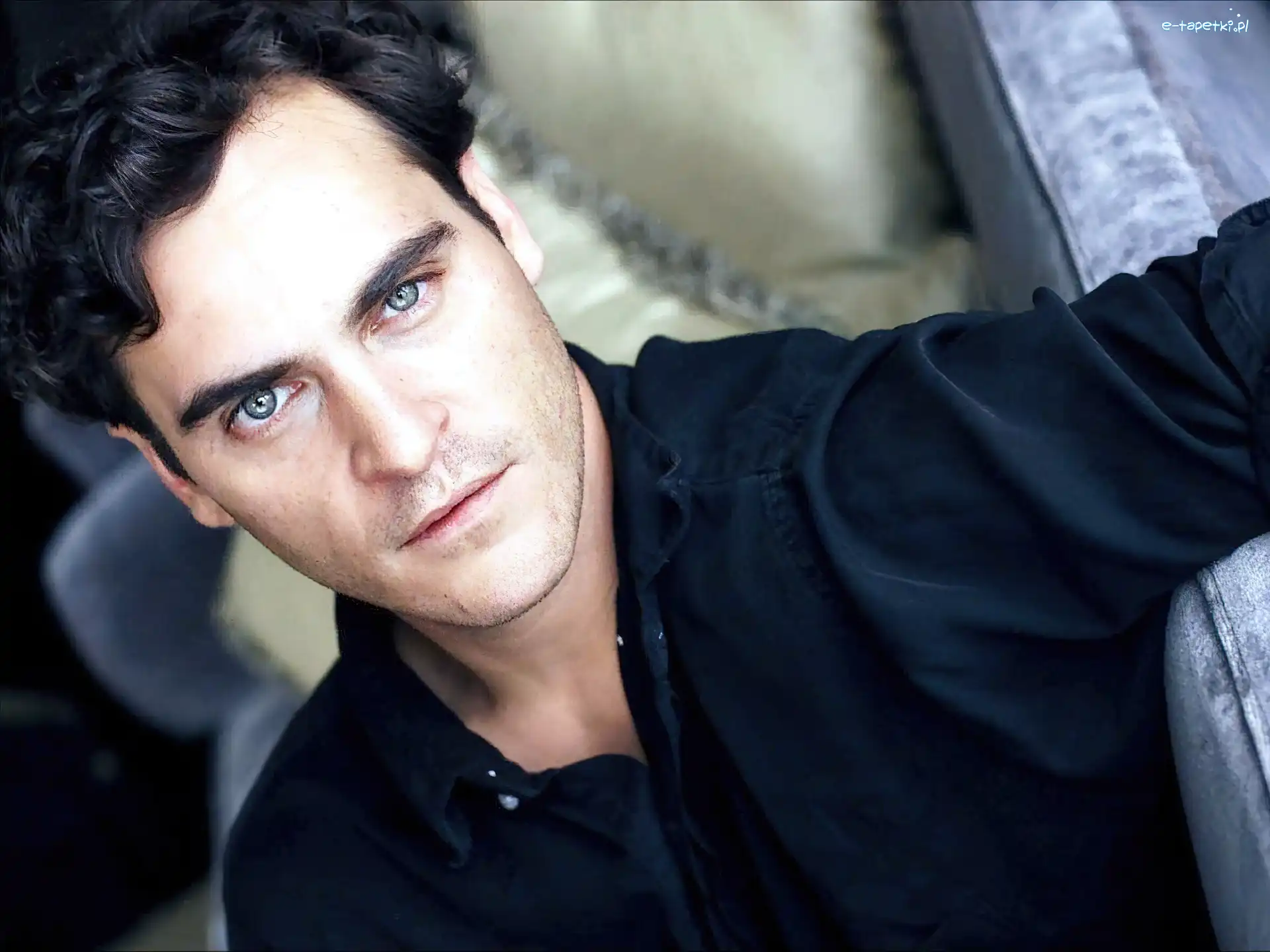 kręcone włosy, niebieskie oczy, Joaquin Phoenix