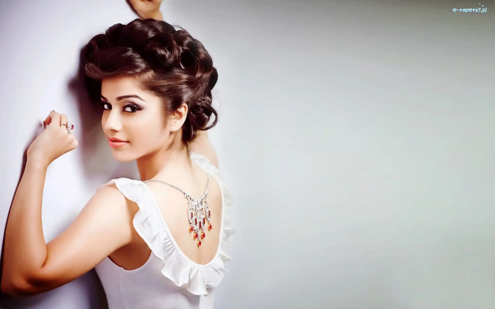 Biżuteria, Ararnaa Bajpai, Brunetka