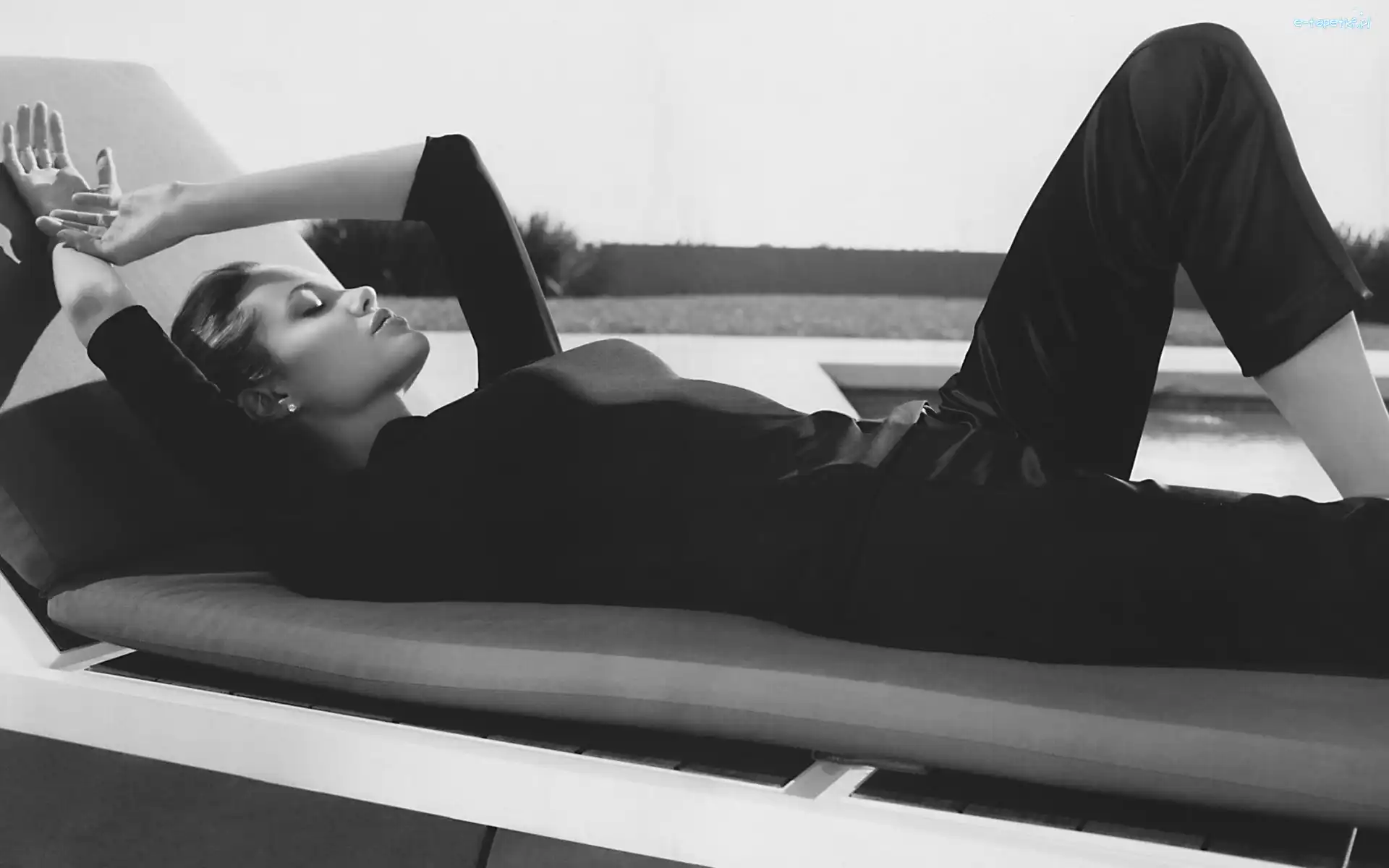 Basen, Aktorka, Leżak, Czarno-Białe, Angelina Jolie, Kobieta