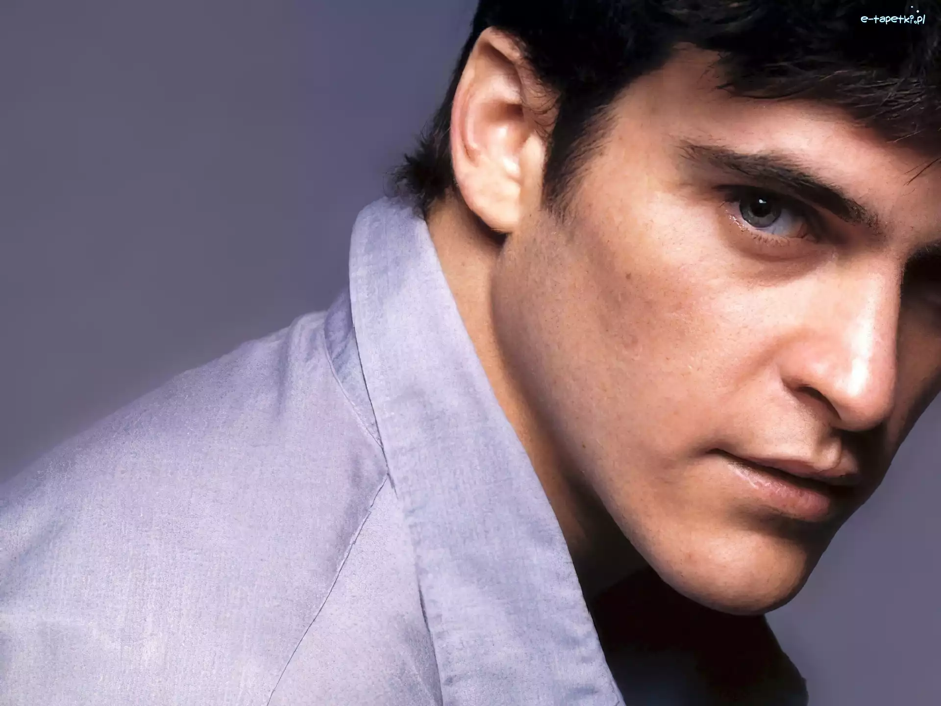 błękitna koszula, Joaquin Phoenix