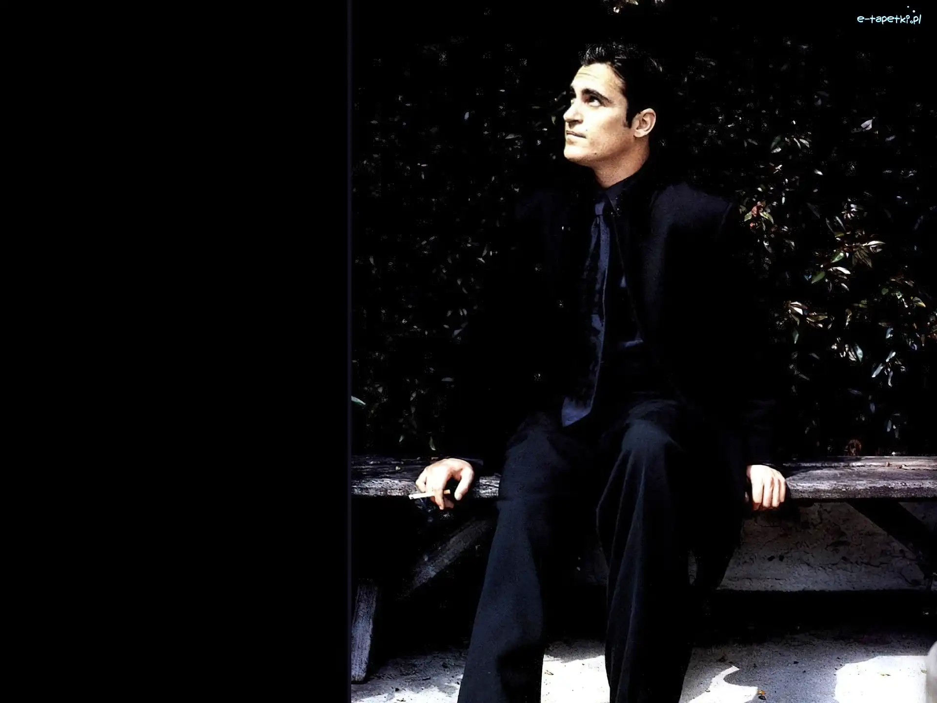 ławka, czarny strój, Joaquin Phoenix