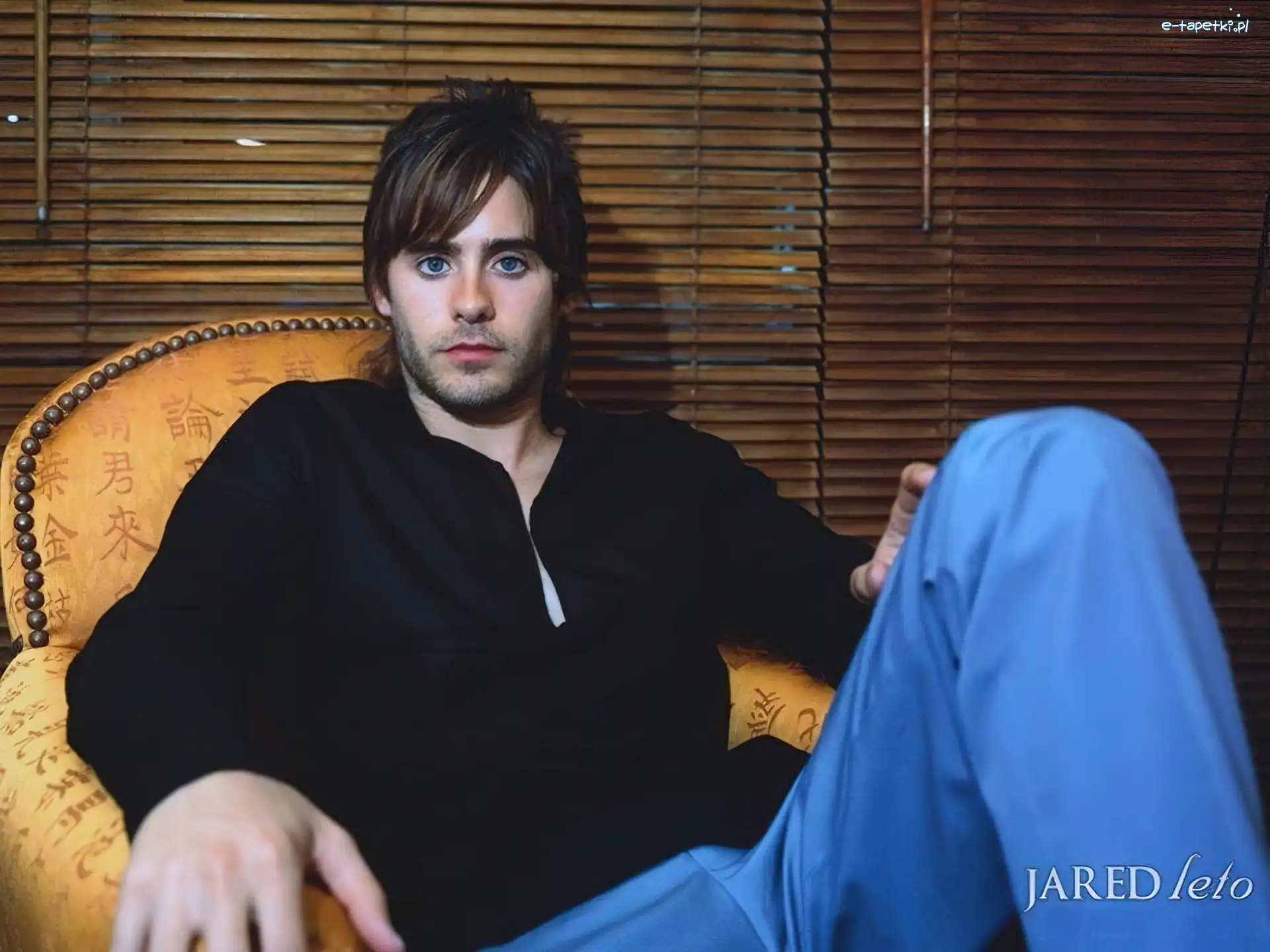 niebieskie spodnie, czarna koszula, Jared Leto