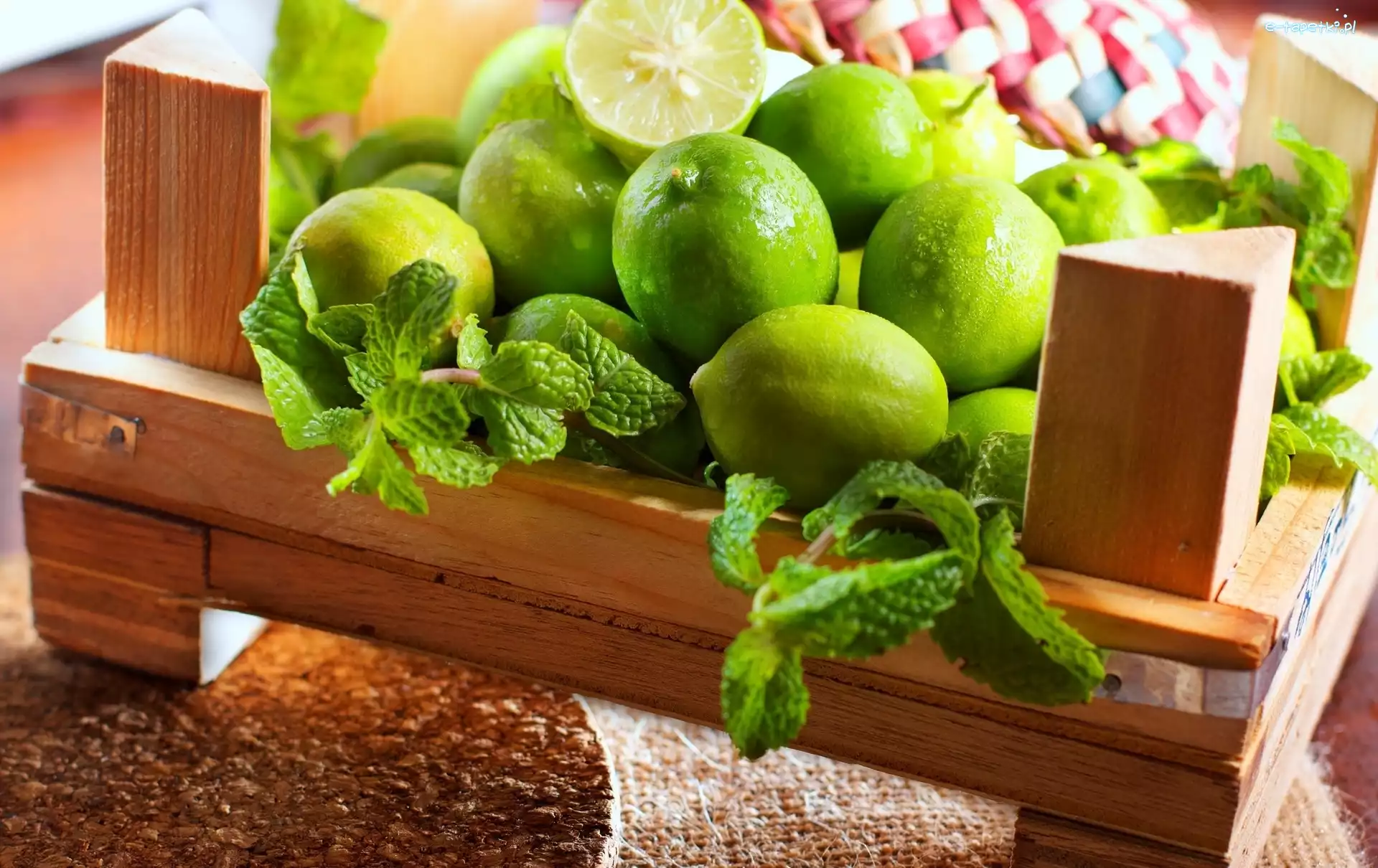 Owoce, Zielone Limonki, Skrzynka, Stół, Listki