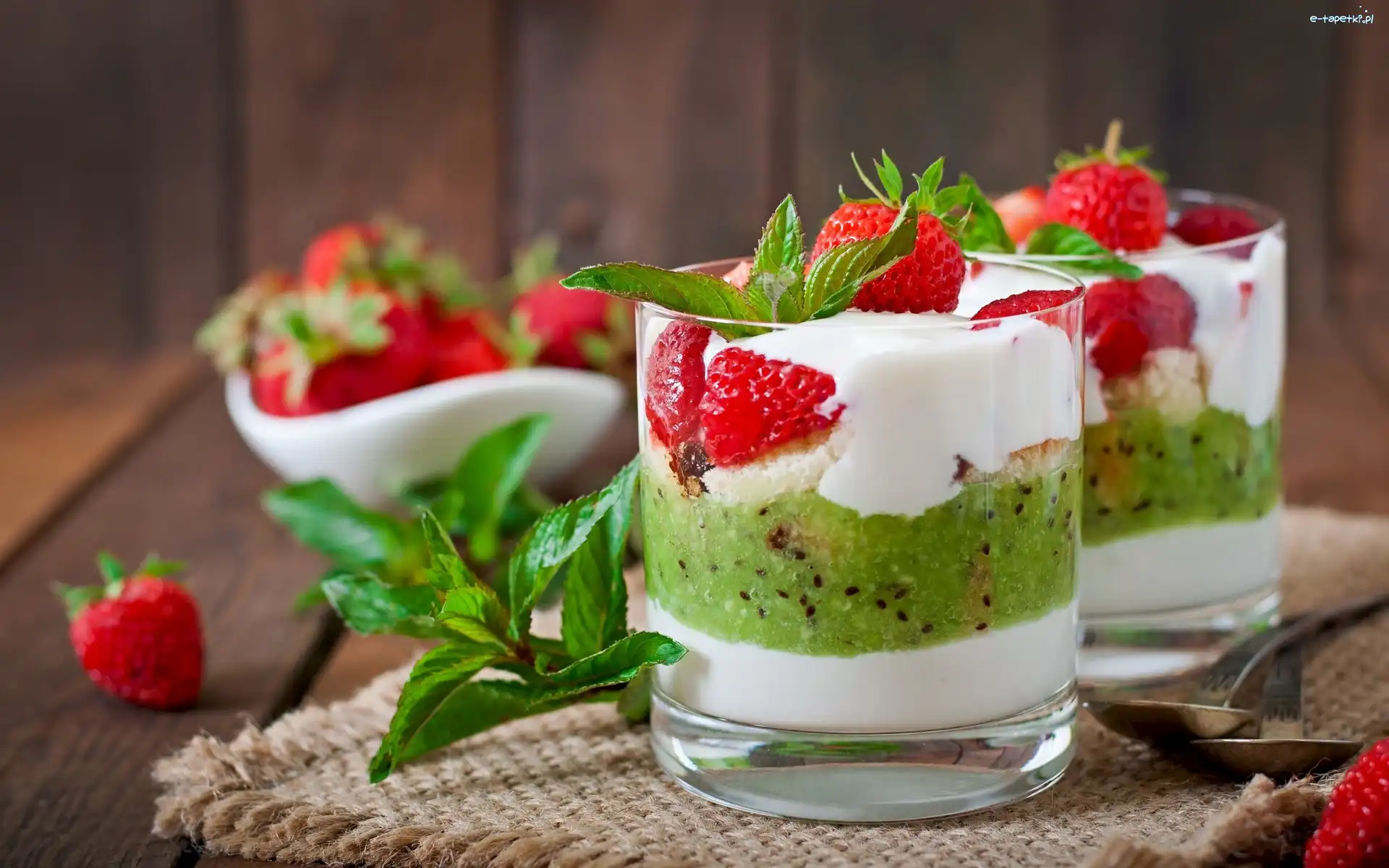 Deser, Kiwi, Truskawki, Łyżeczki, Mięta