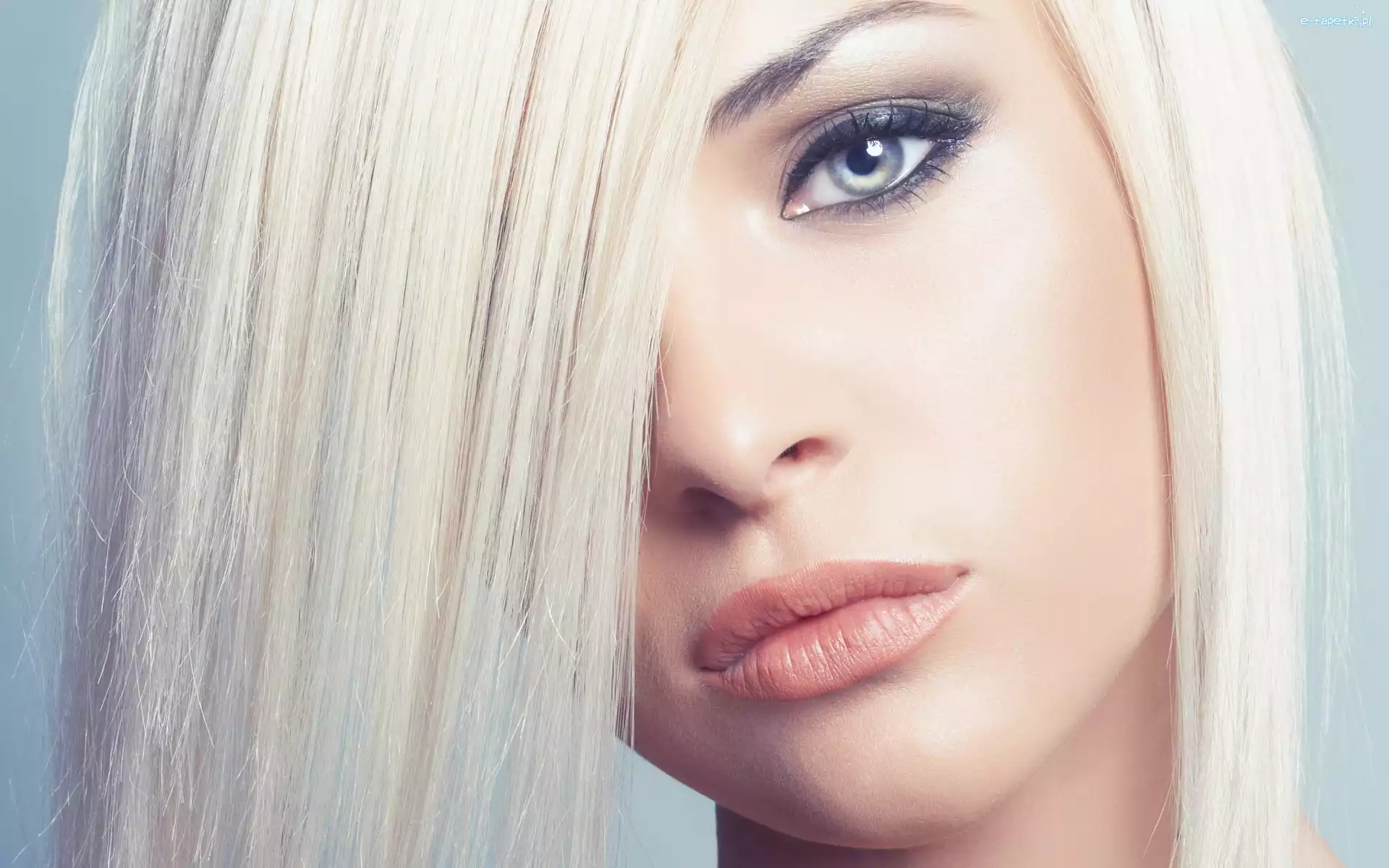 Spojrzenie, Blondynka
