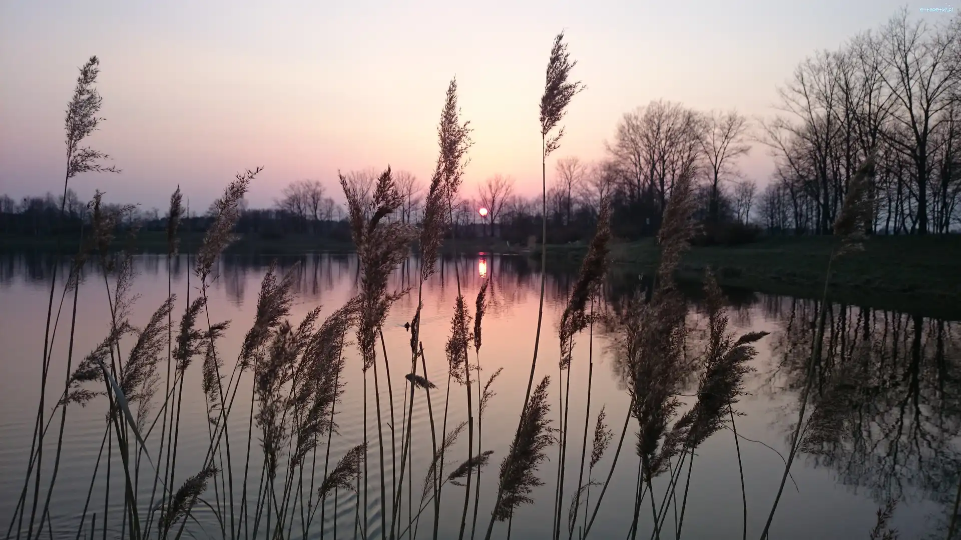Zachód Słońca, Jezioro
