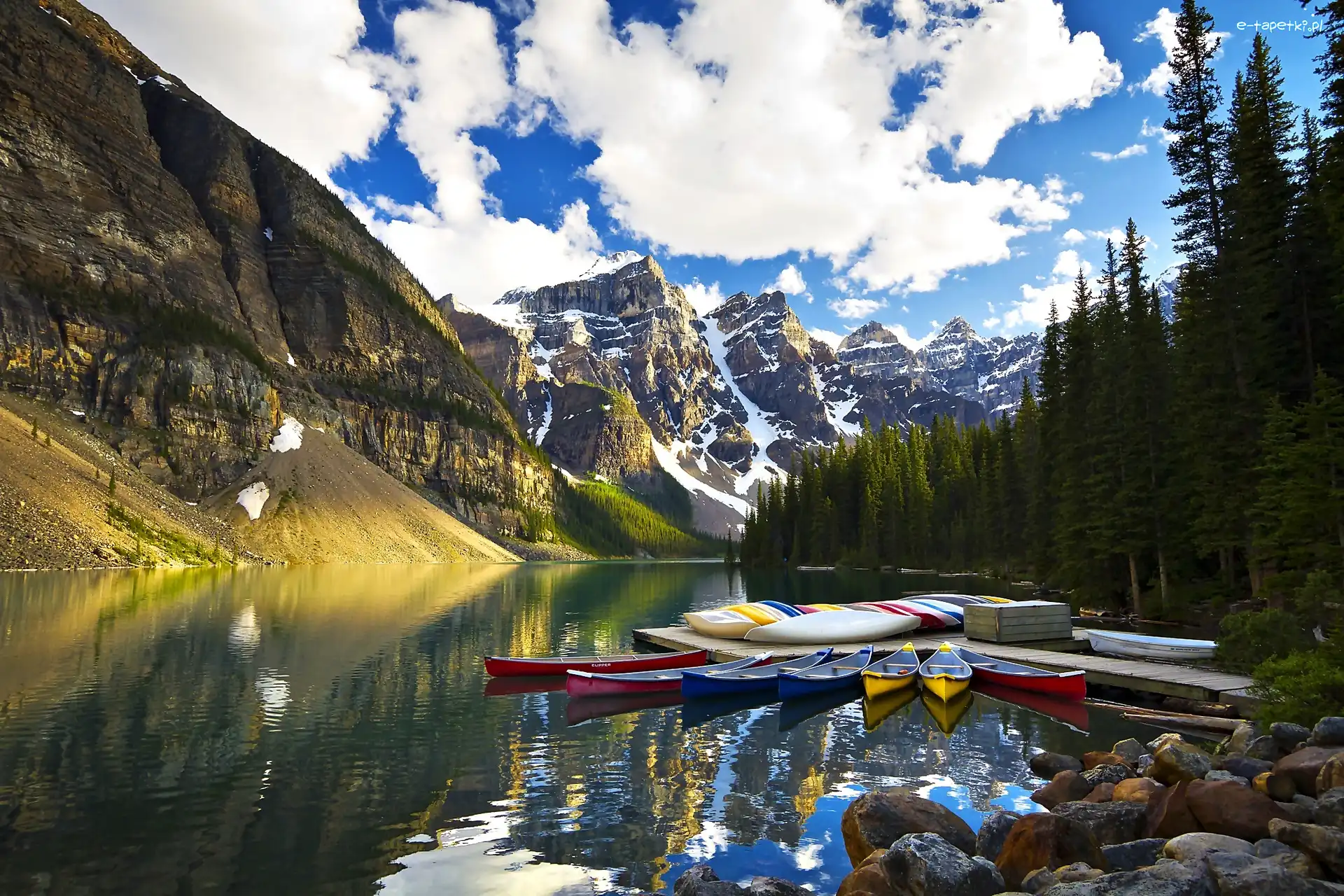 Dolina Dziesięciu Szczytów - Valley of the Ten Peaks, Park Narodowy Banff, Jezioro Moraine, Łódki, Prowincja Alberta, Kanada