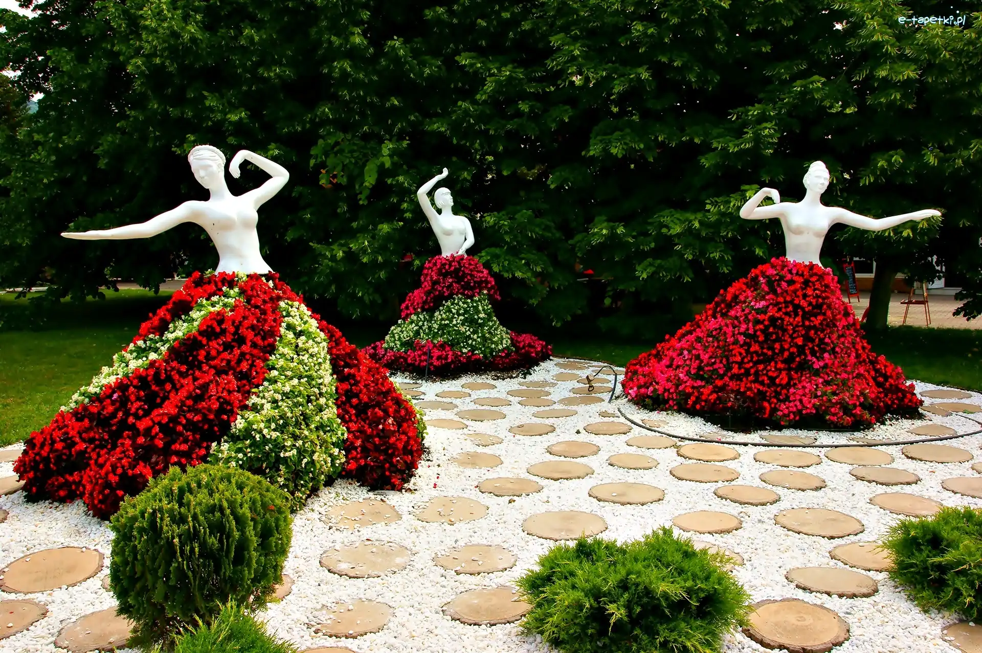 Krzewy, Klomby, Figurki, Drzewa, Kwiaty, Park