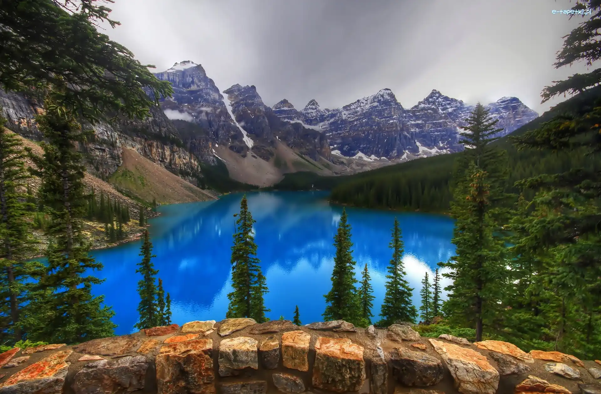 Góry, Park Narodowy Banff, Jezioro Moraine, Świerki, Prowincja Alberta, Kanada