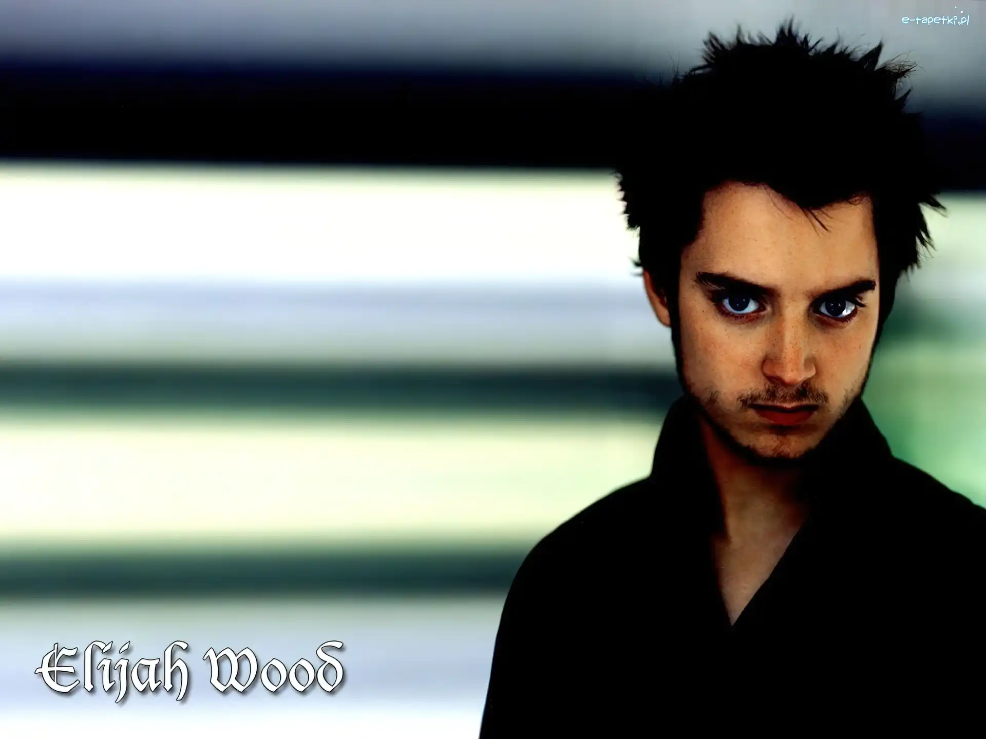 niebieskie oczy, ciemny strój, Elijah Wood
