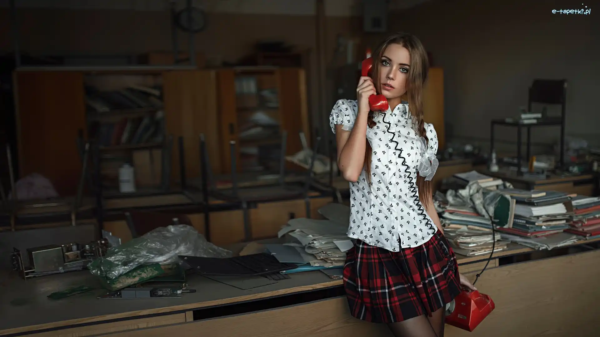 Biurko, Telefon, Dziewczyna, Pomieszczenie