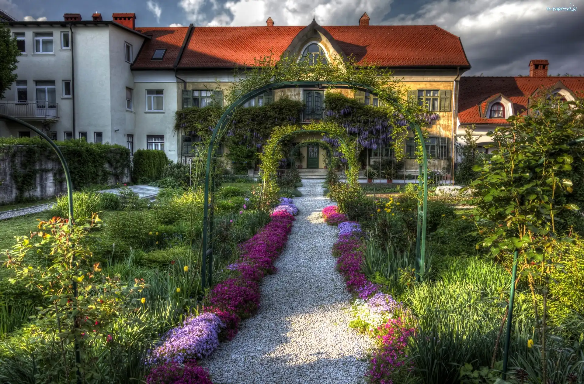 Perwole, Ogródek, Dom
