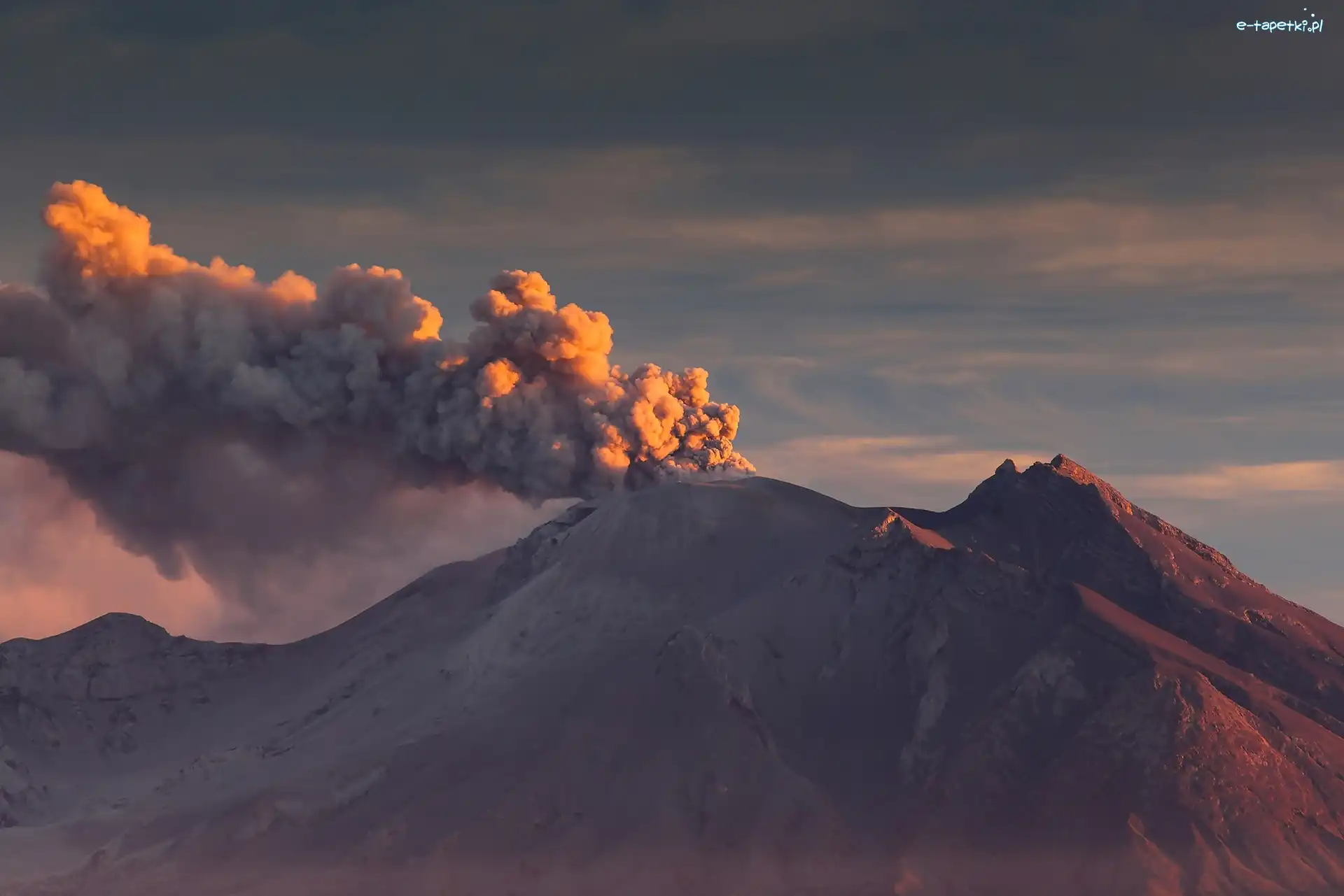 Dym, Erupcja, Wulkan