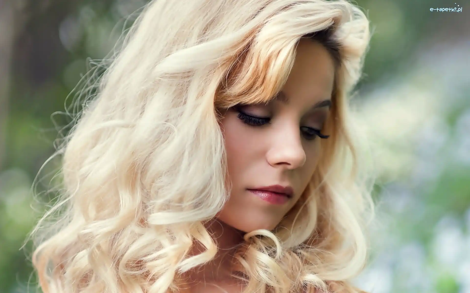 Sandra Onofrei, Blondynka, Kobieta