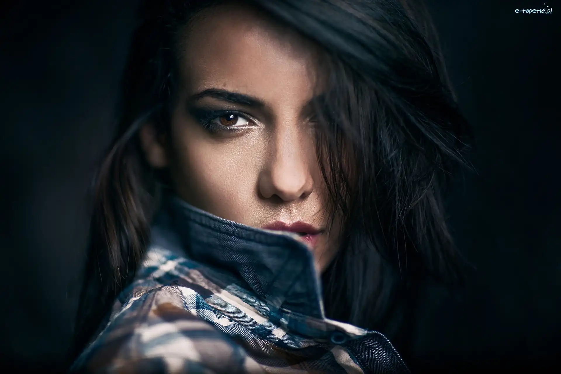 Brunetka, Kobieta