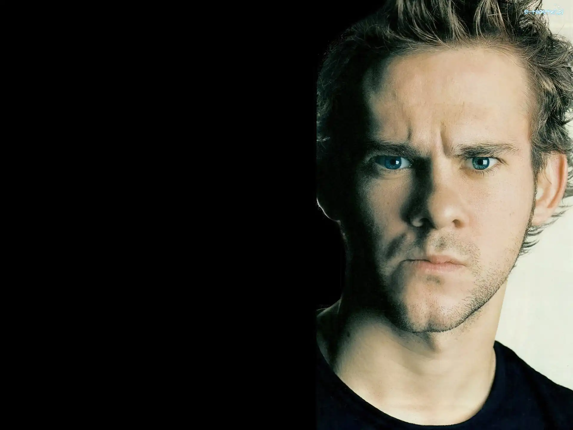 jasne włosy, niebieskie oczy, Dominic Monaghan