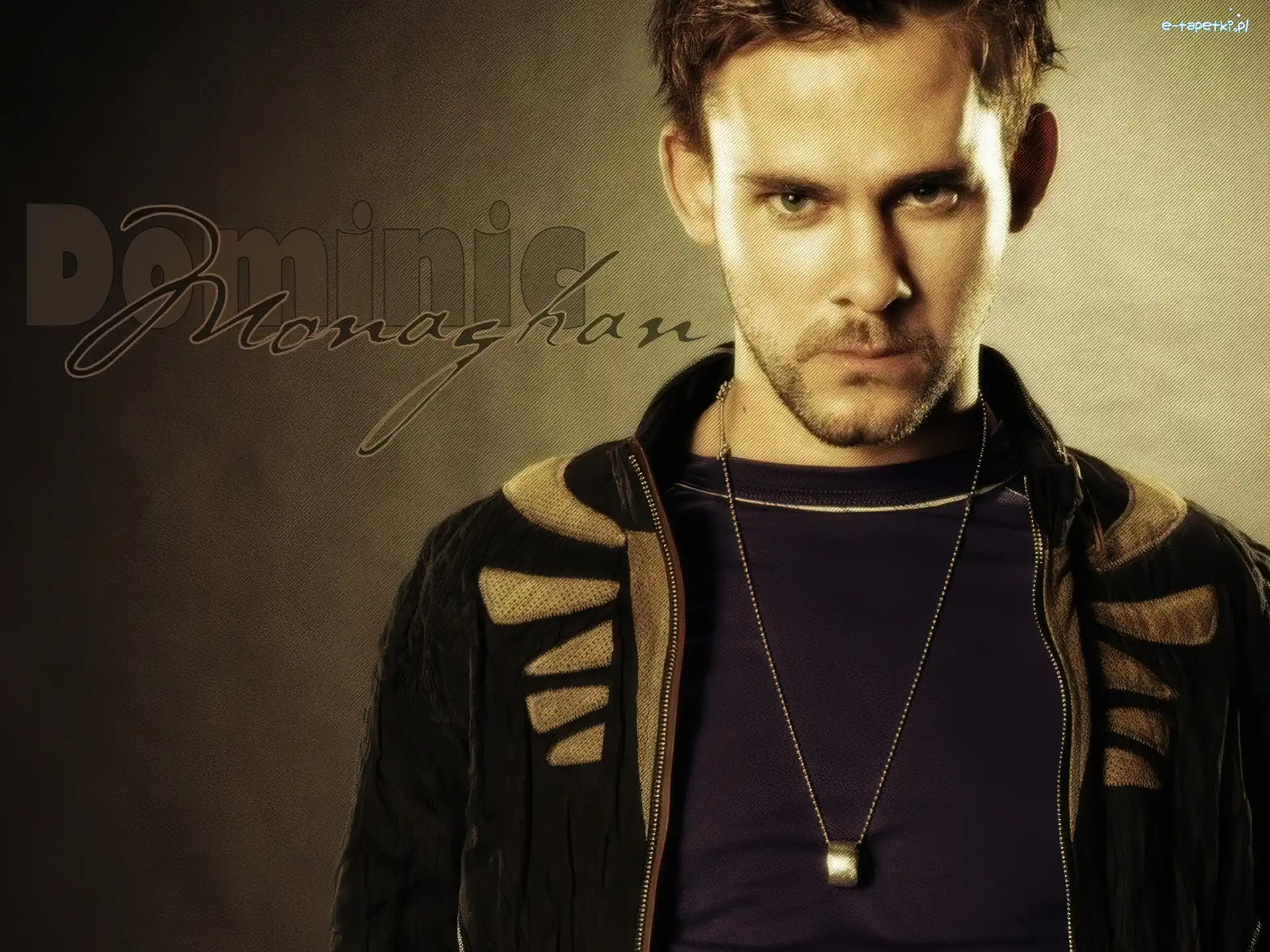 łańcuszek, niebieski t-shirt, Dominic Monaghan