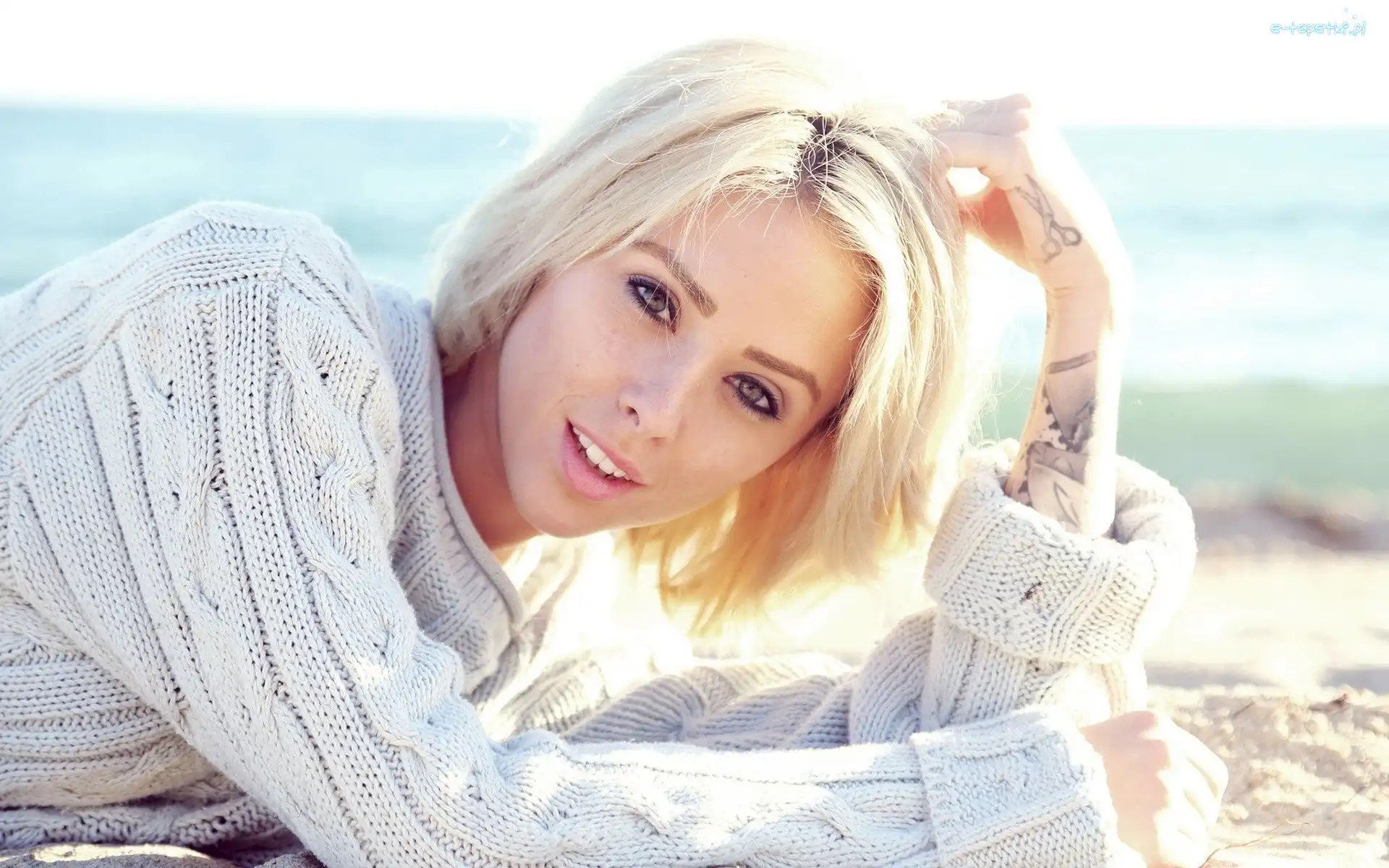 Blondynka, Alysha Nett, Tatuaż, Uśmiechnięta